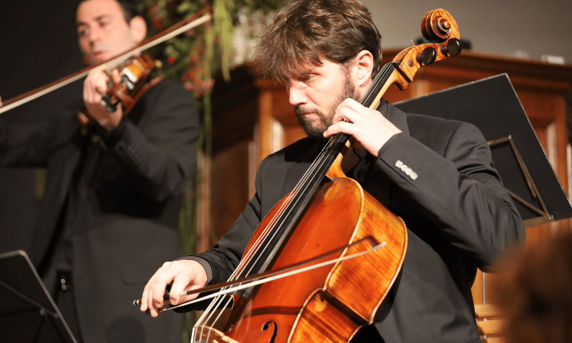 violoncelliste au Temple - Automne - Château-d'Œx - Festival Le Bois qui Chante