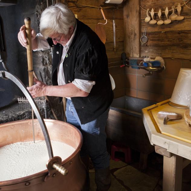 Le Chalet | cheese-making demonstration