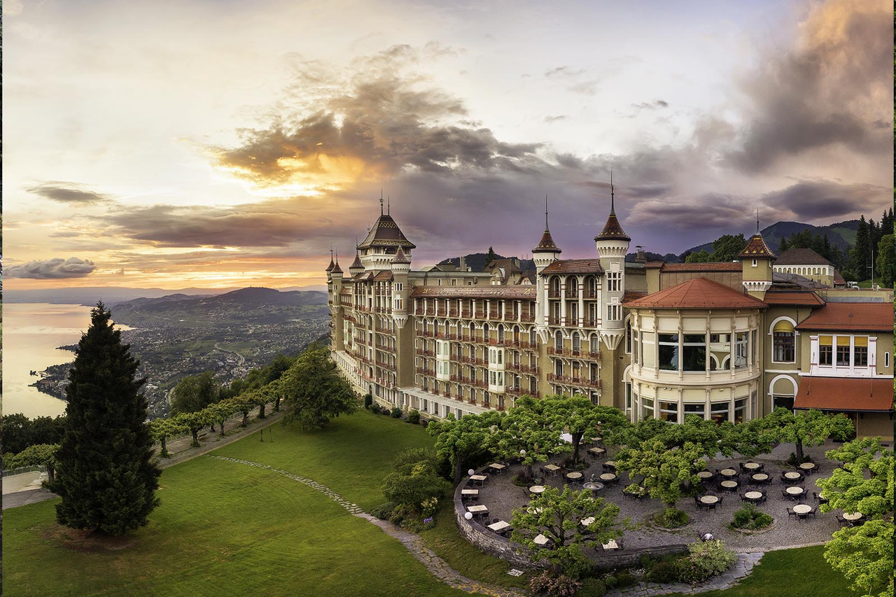 What can an international student do after graduation to stay working in Switzerland? Image