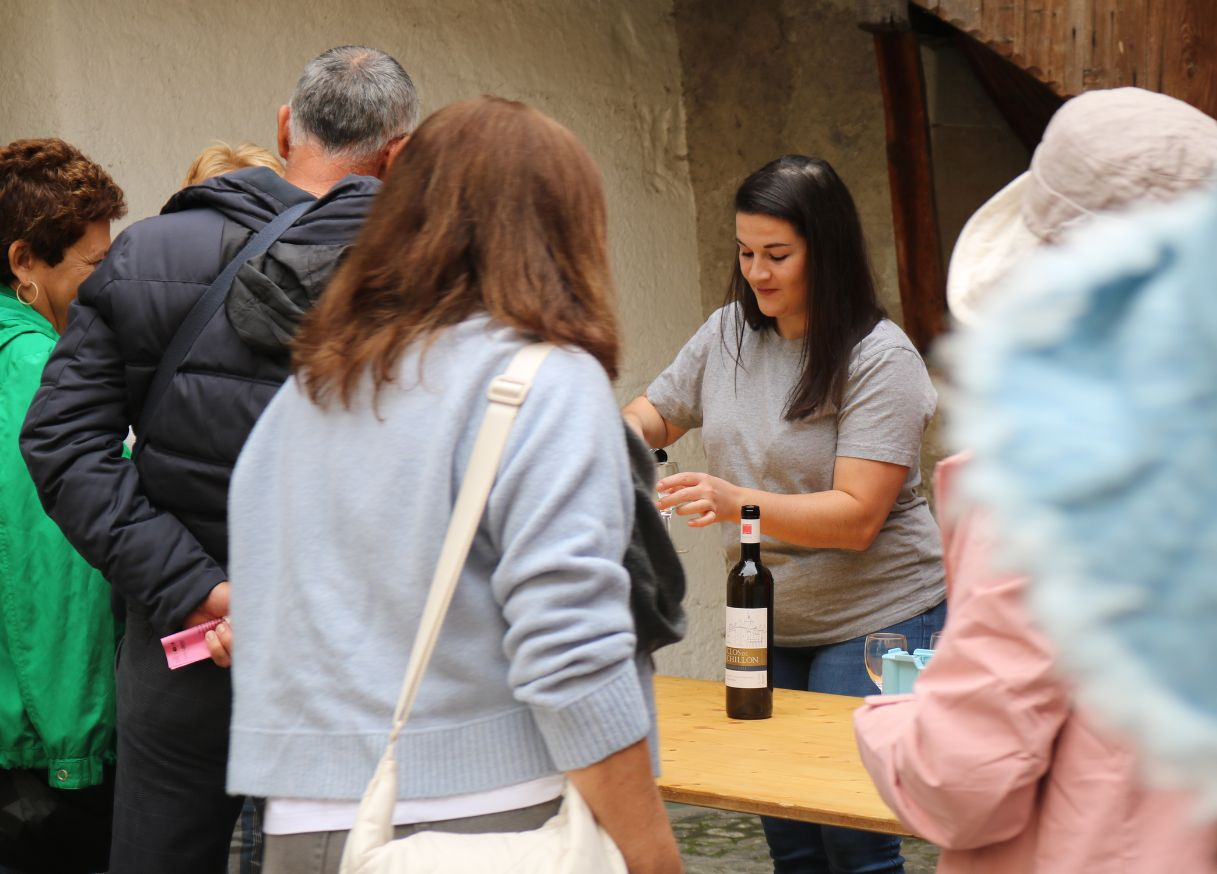 Des dégustations de Clos de Chillon sont organisées dans la cour du château 
