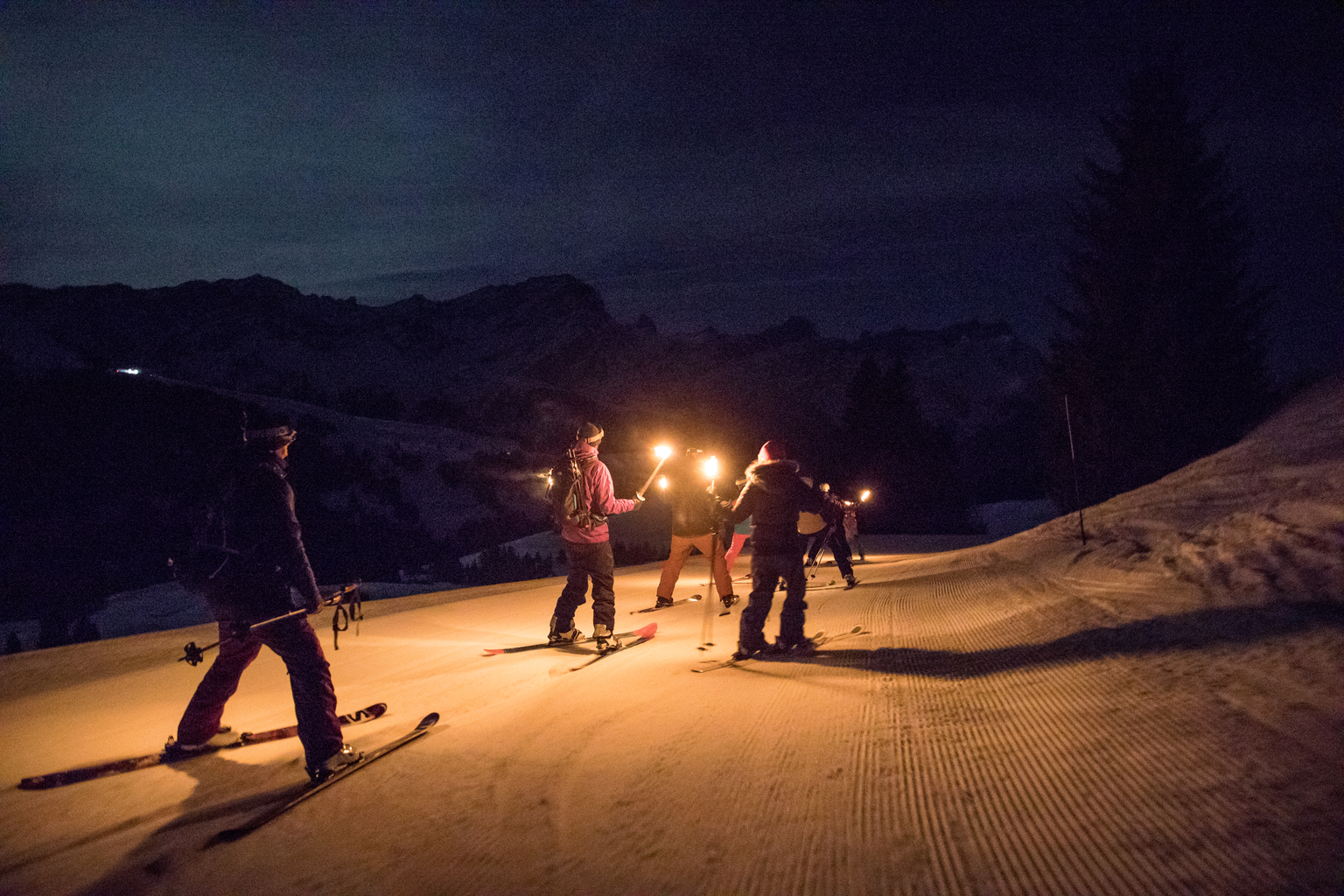 Repas en refuge et descente aux flambeaux