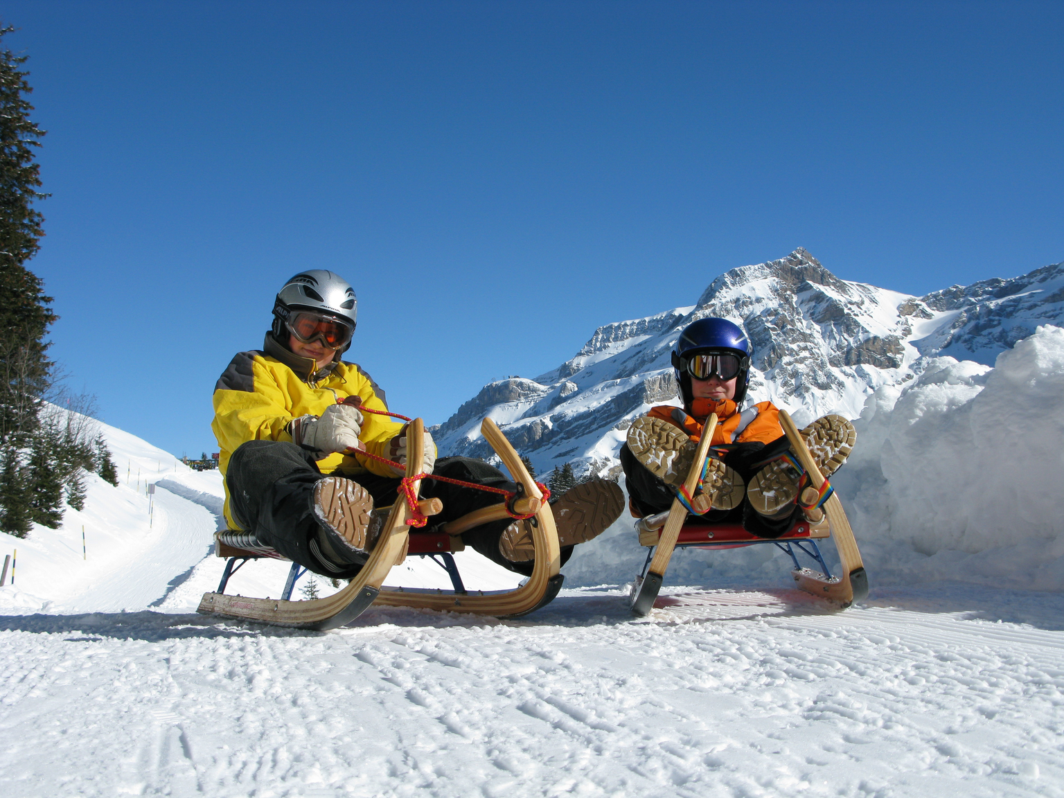 Night sled rental in Diablerets with ParAdventure