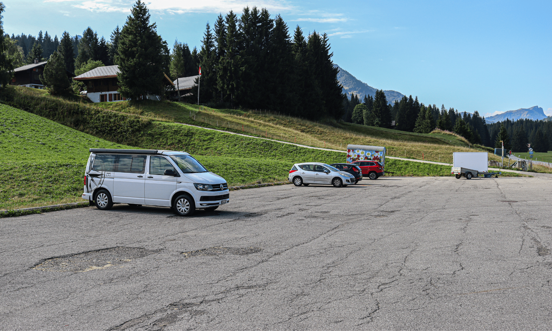 Blick auf Parkplatz La Lécherette Sommer-d'Enhaut-Pays-d'Enhaut Région