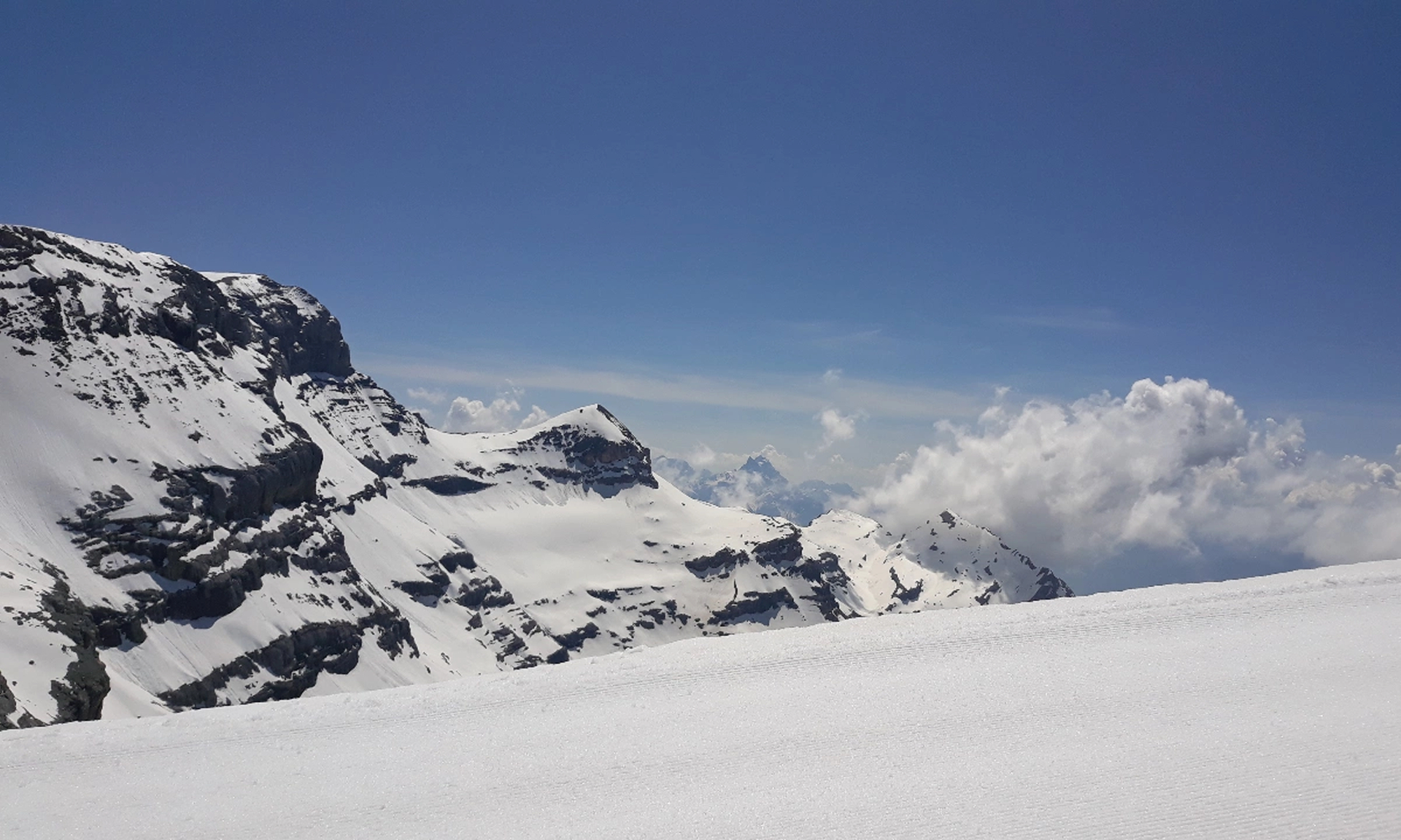 Die Aussicht auf den Gletscher und seine Klippen entlang des Glacier Walk ist atemberaubend