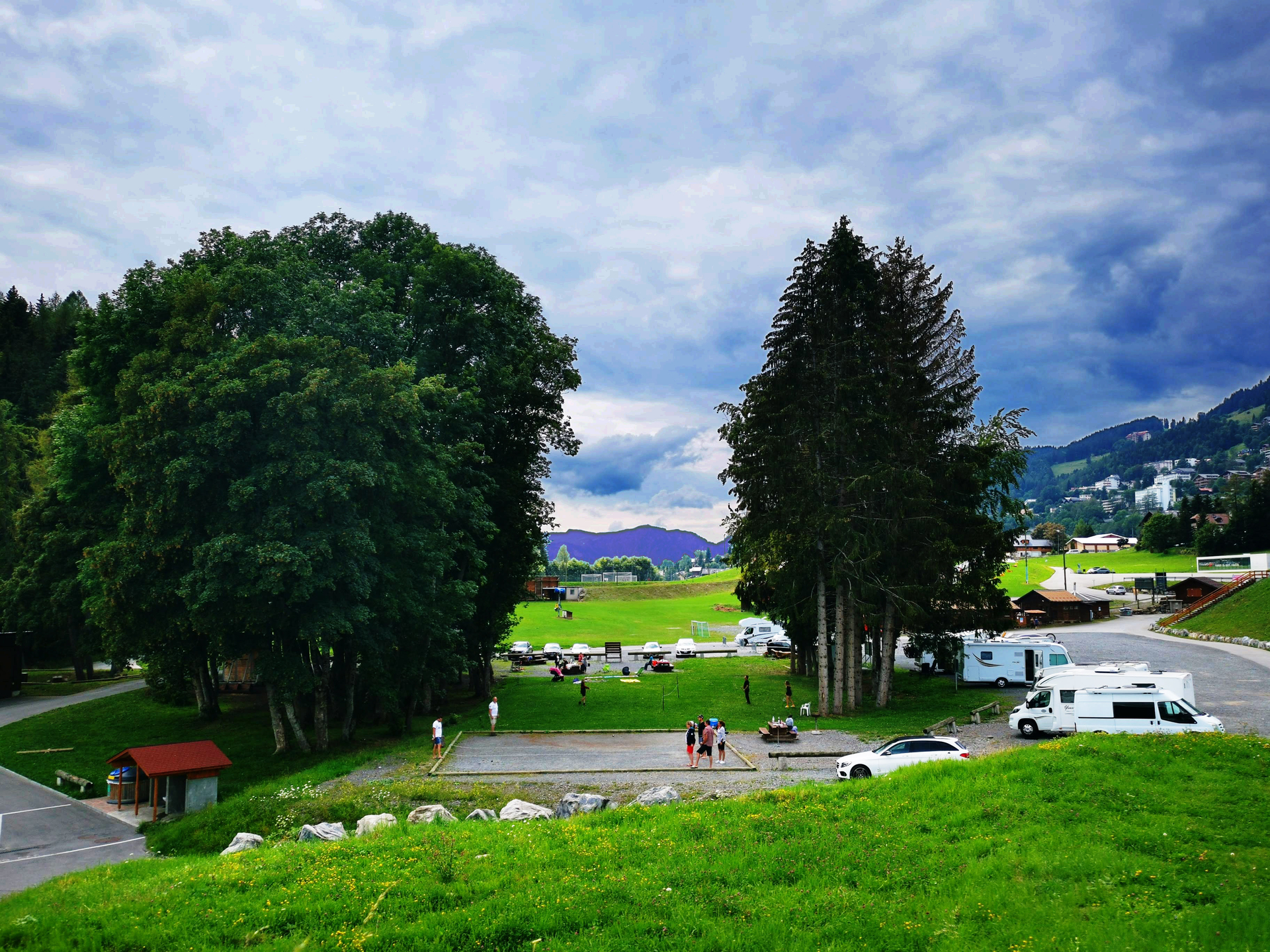 Place des Feuilles - été - Leysin