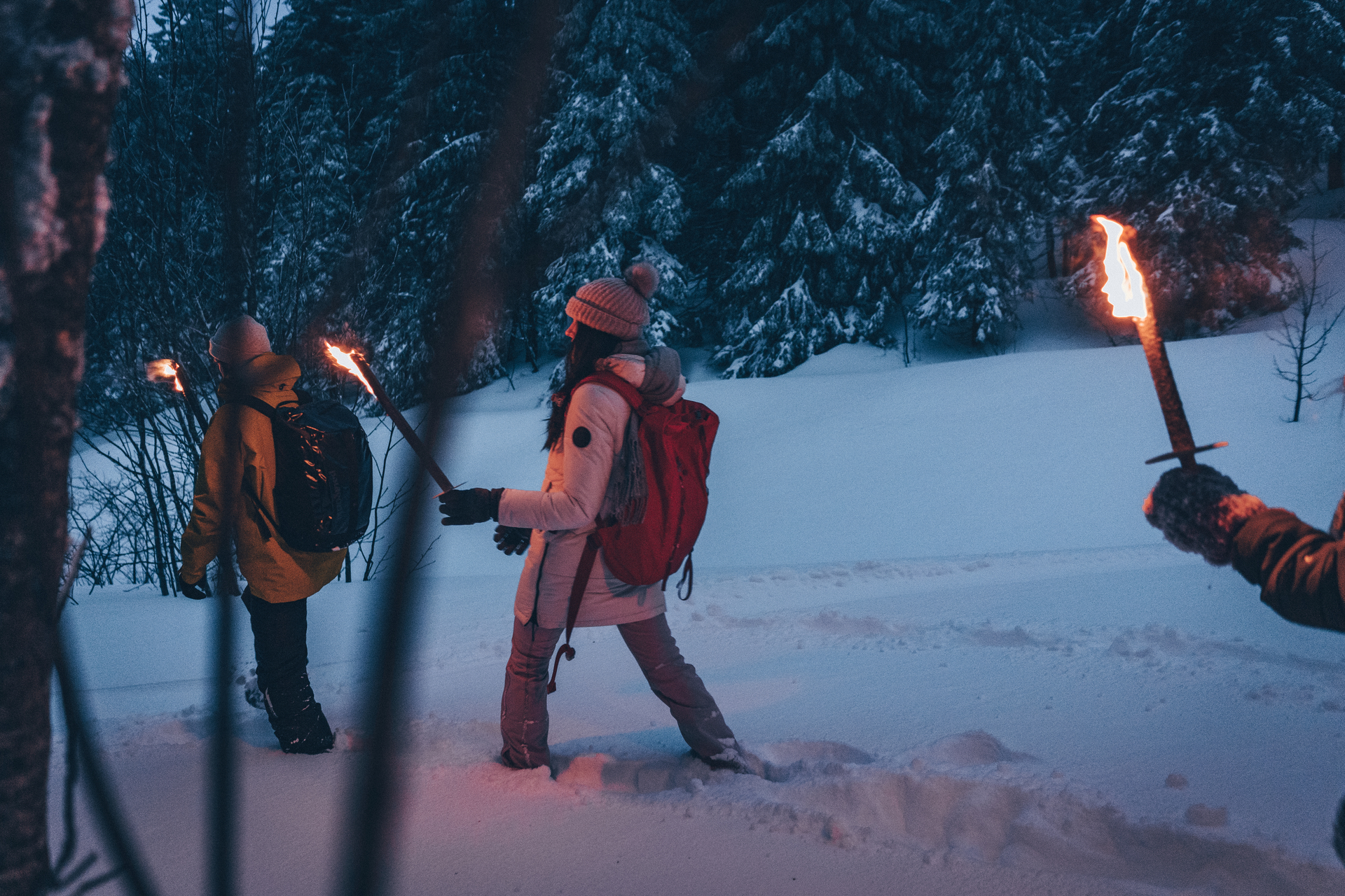 Schneeschuhwandern im Schein der Fackeln in Les Mosses