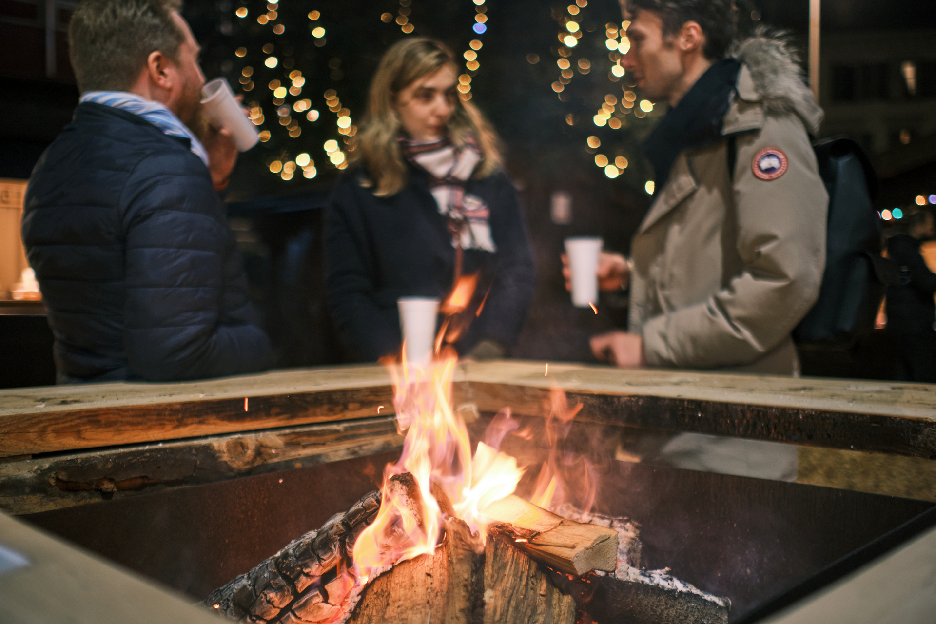 Zusammen am Feuer sitzen