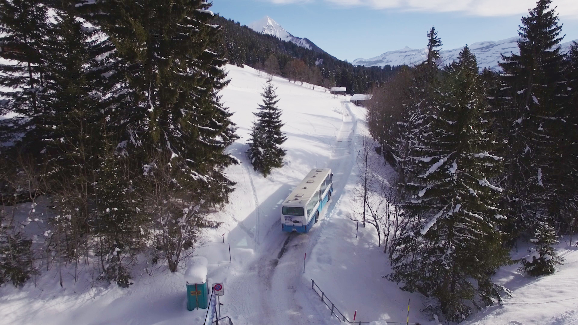 Le bus navette gratuit relie efficacement les domaines skiables des trois stations