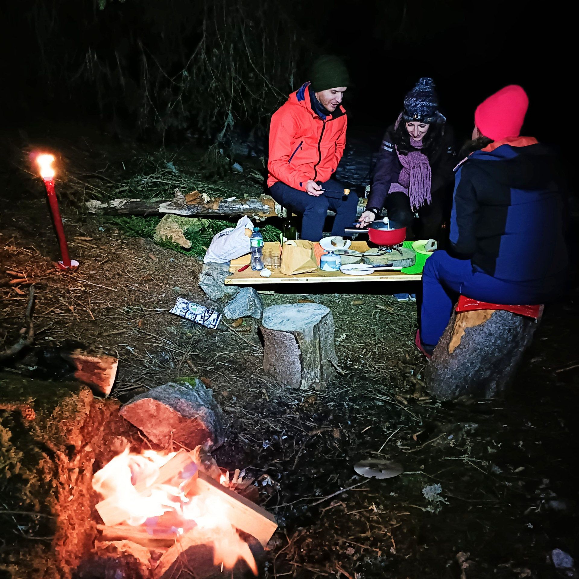 Après le jeu de piste, place à la fondue sur sa table de fortune