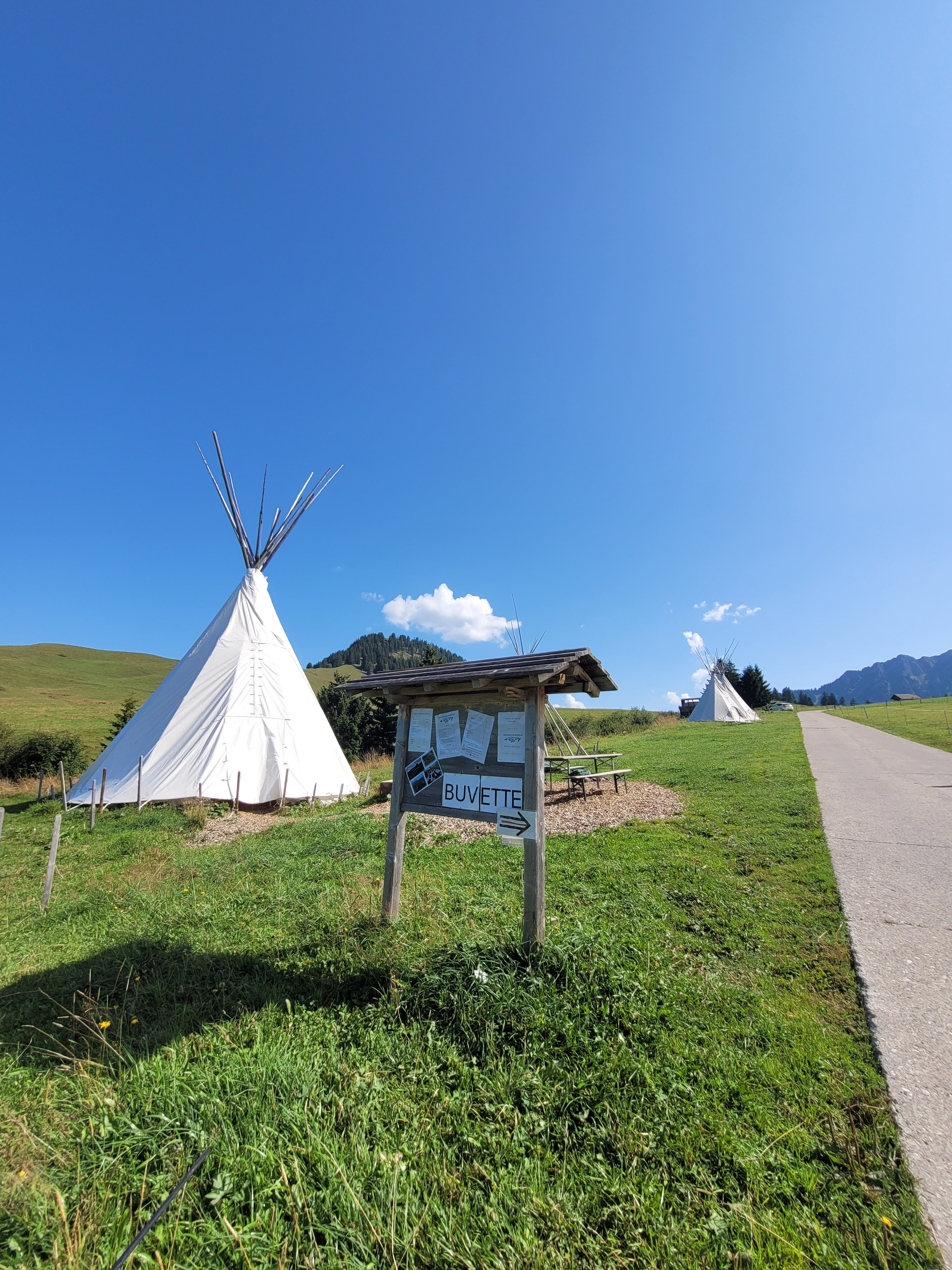 Die Tipis der Charmilles zeigen uns den Weg