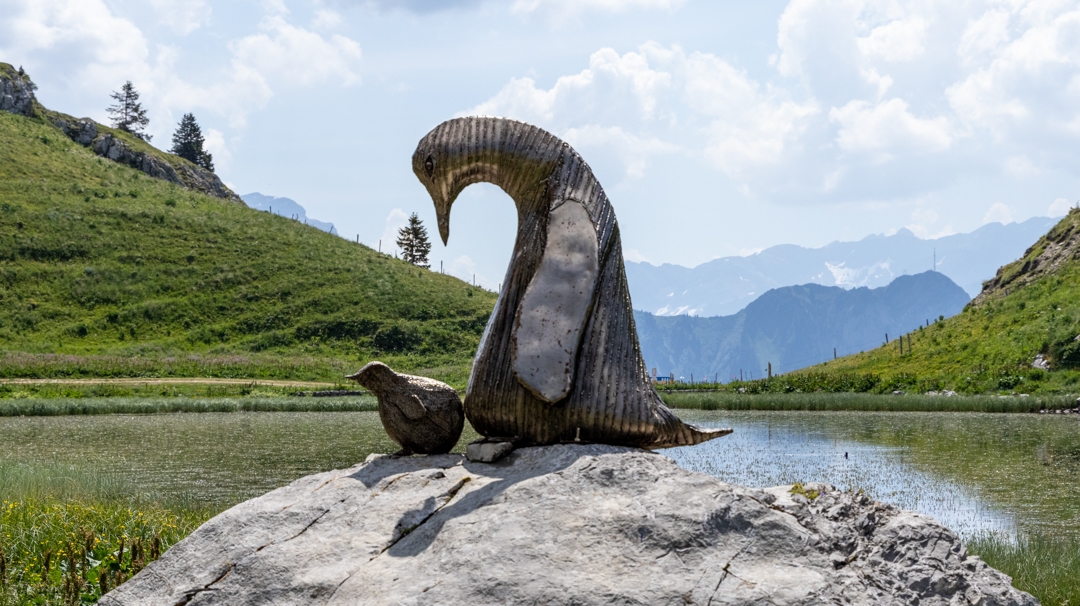 Découvrez l'exposition Ailyos et ses sculptures d'artistes suisses et internationaux. 