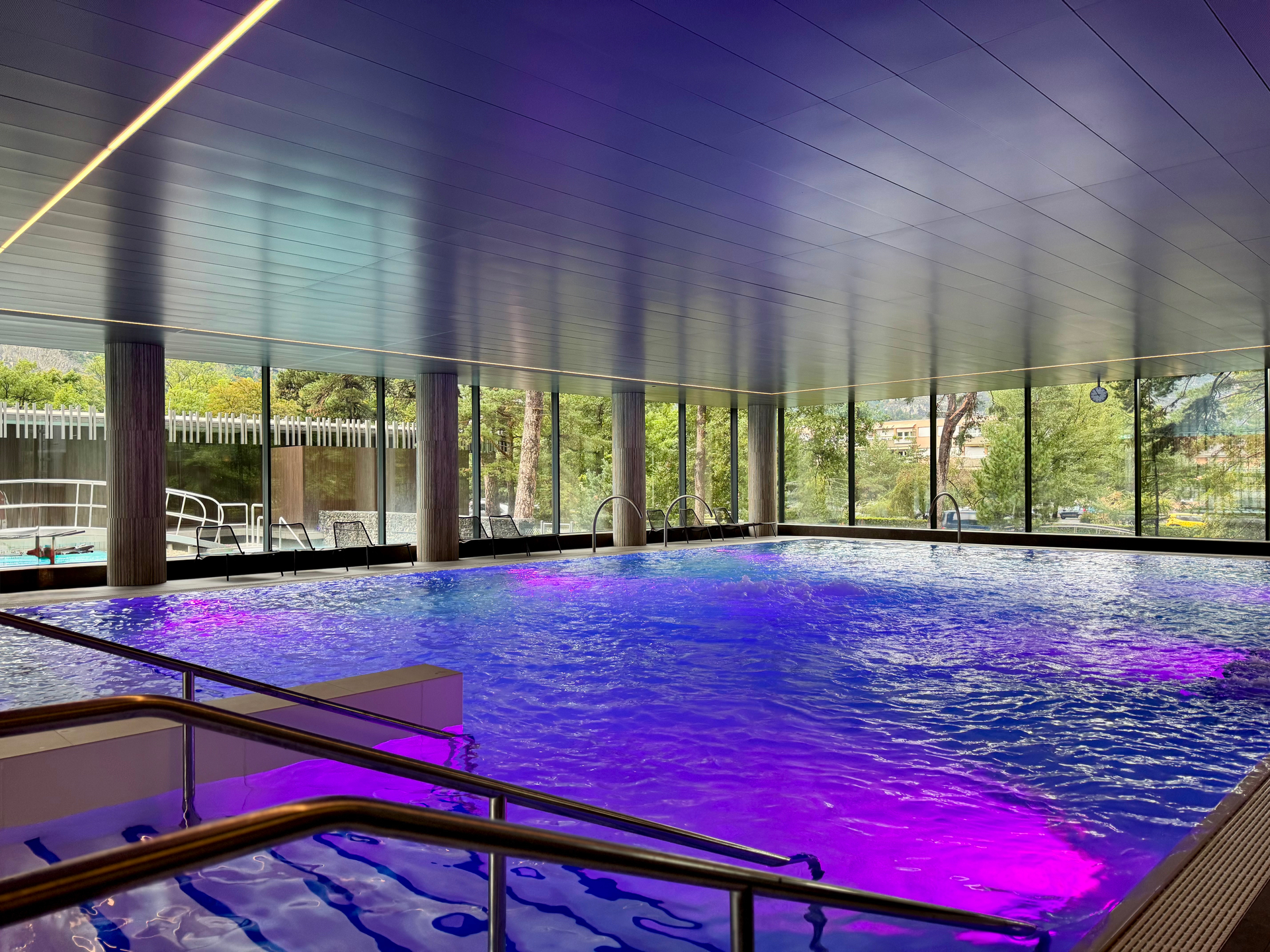 Der Innenpool, in dem die Wassergymnastikkurse stattfinden, bietet einen Panoramablick und eine beruhigende, helle Atmosphäre.