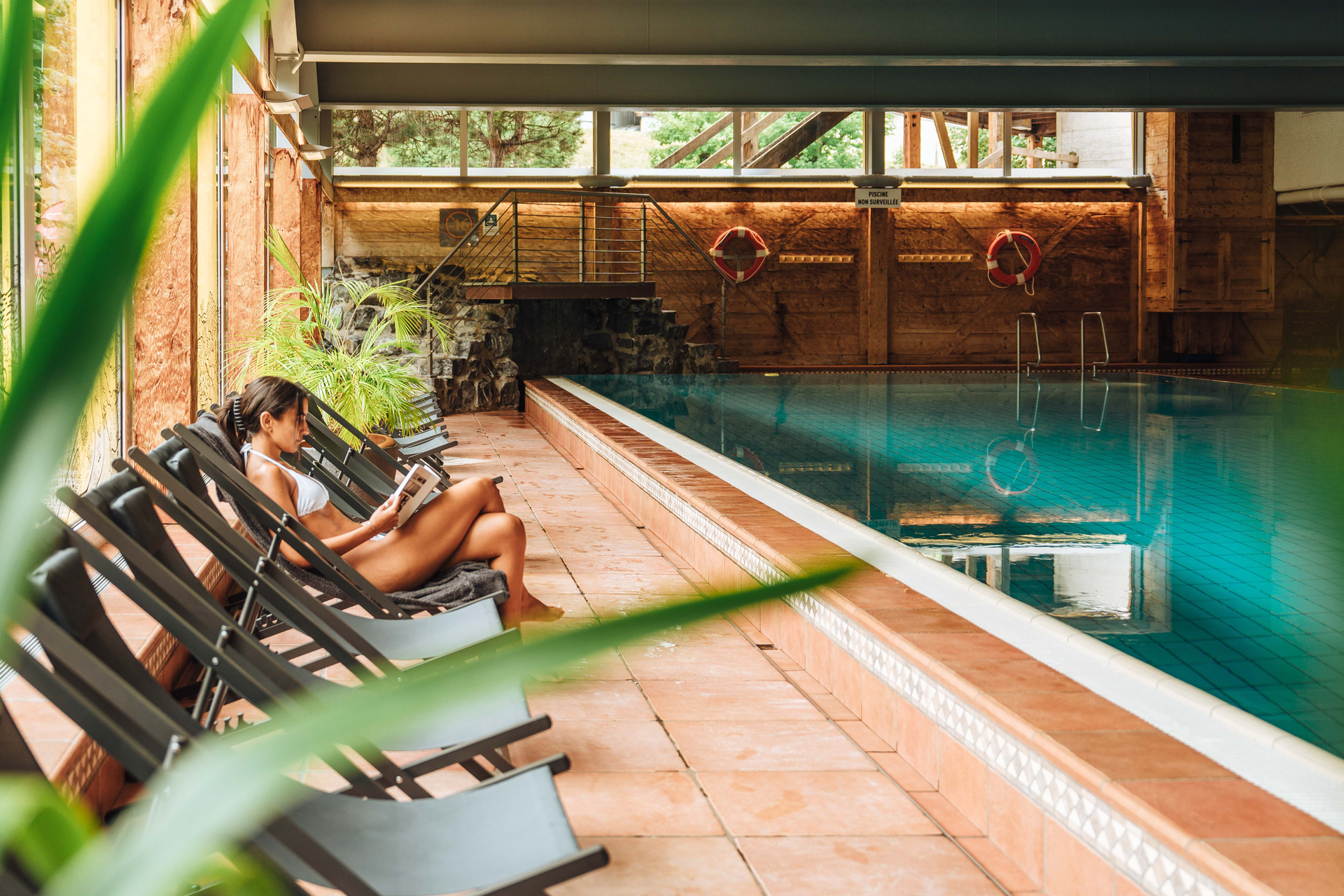Hôtel Central Résidence & spa chaises longues piscine intérieure
