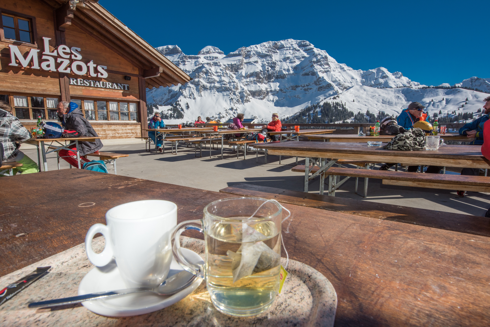 La terrasse du restaurant Les Mazots, côté Diablerets, et le paysage majestueux sur le massif