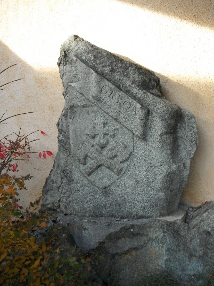 Das Wappen von Gryon, aus einem Sandsteinblock gehauen