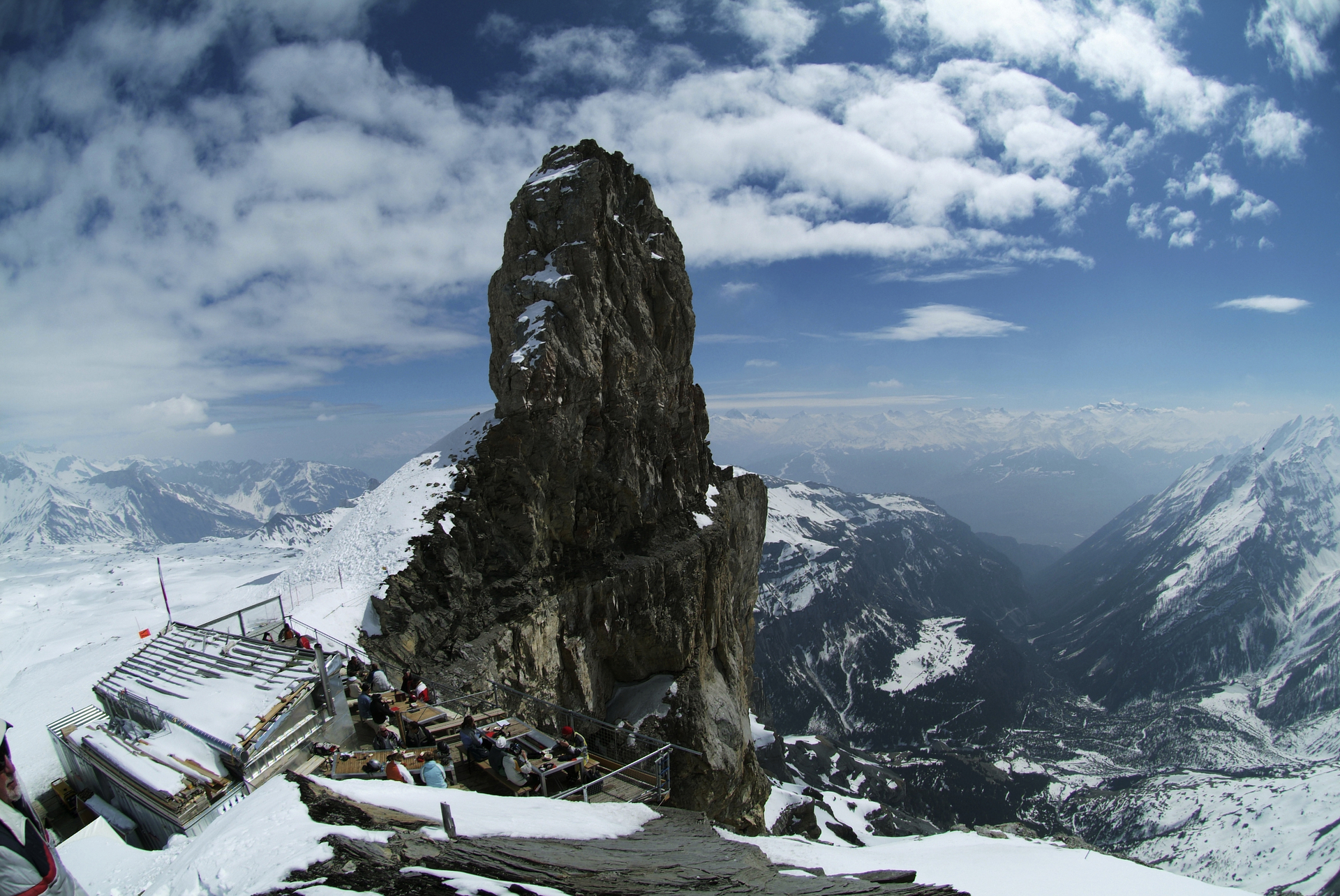 Le Refuge de l'Espace et l'impressionnante vue depuis sa terrasse suspendue au-dessus du vide