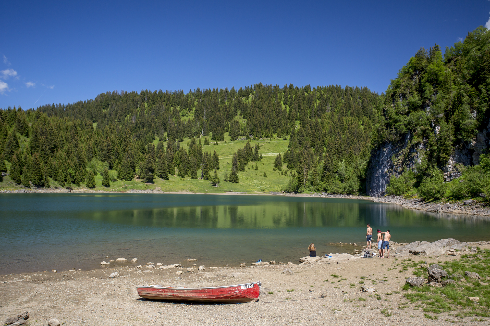 Au bord du lac des Chavonnes