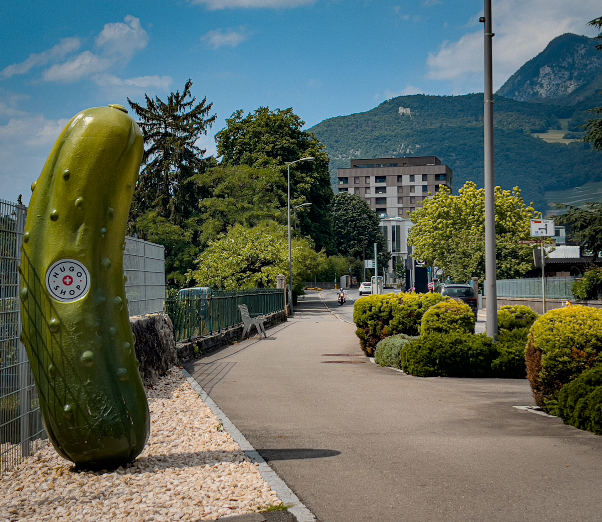 Le cornichon géant à l'entrée de l'usine 