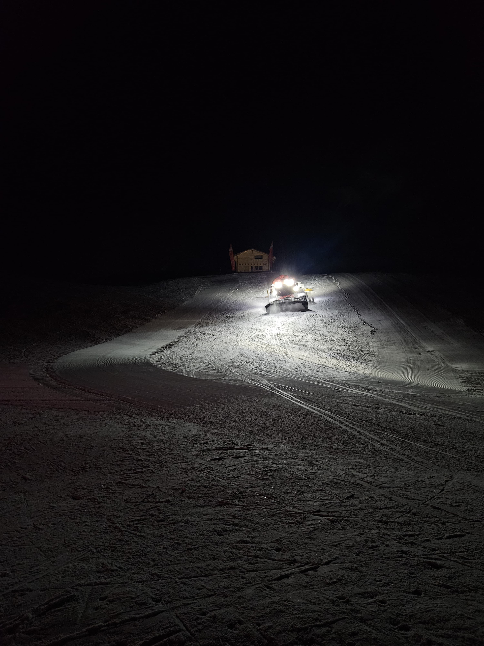 The ballet of the snow groomers prevents hikers from skiing down!
