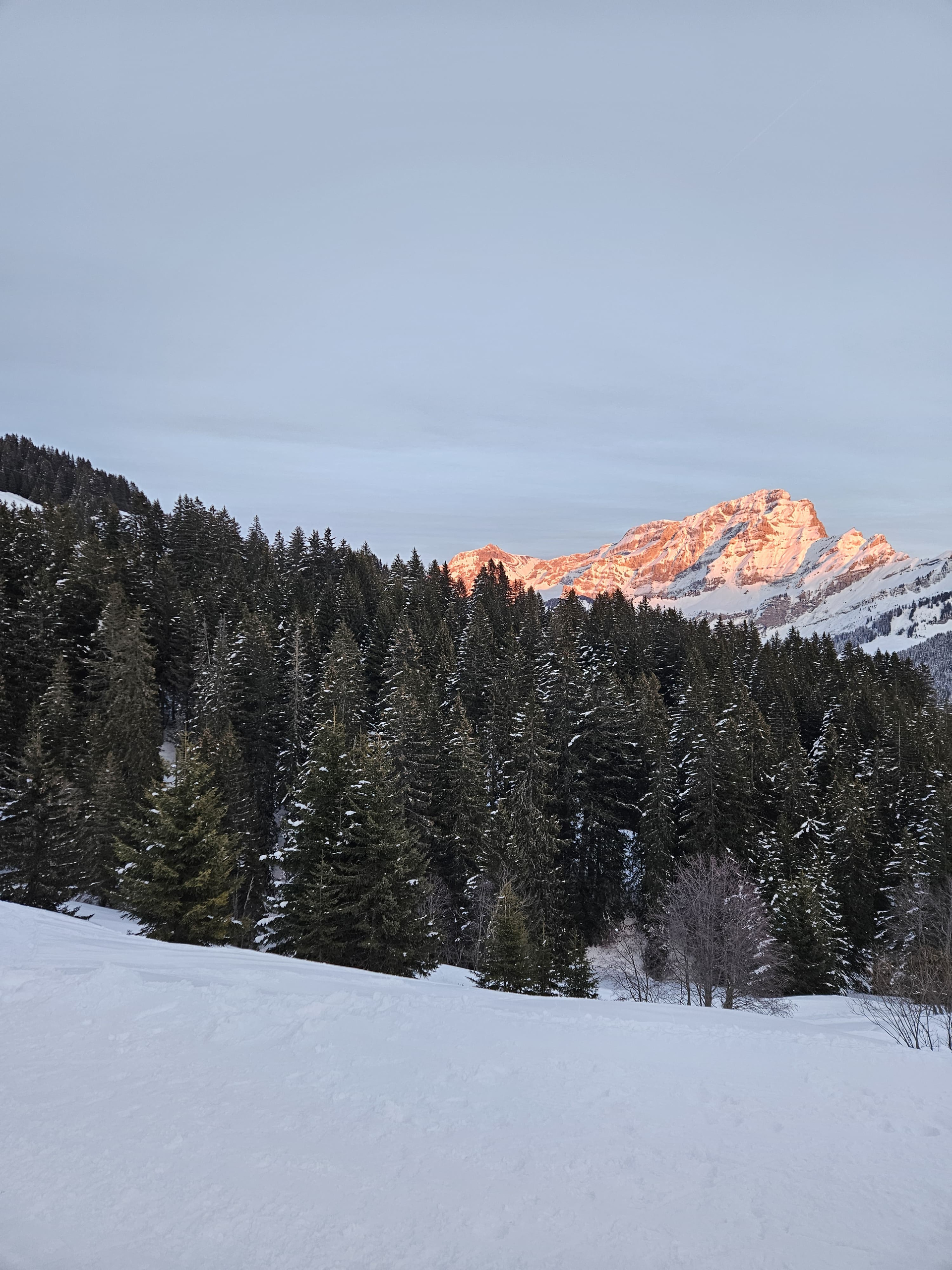 We admire a marvellous sunset over the surrounding mountains