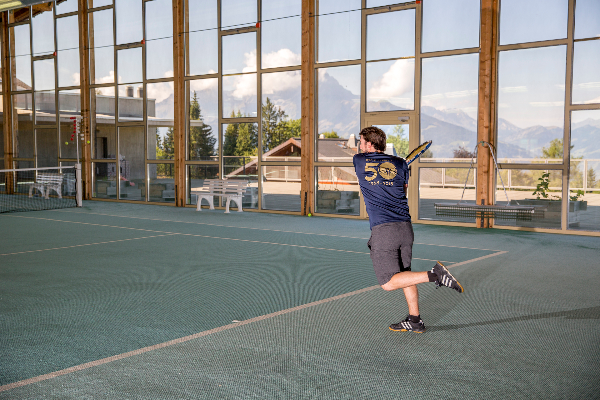 Sur un court de tennis intérieur du Centre des Sports de Villars