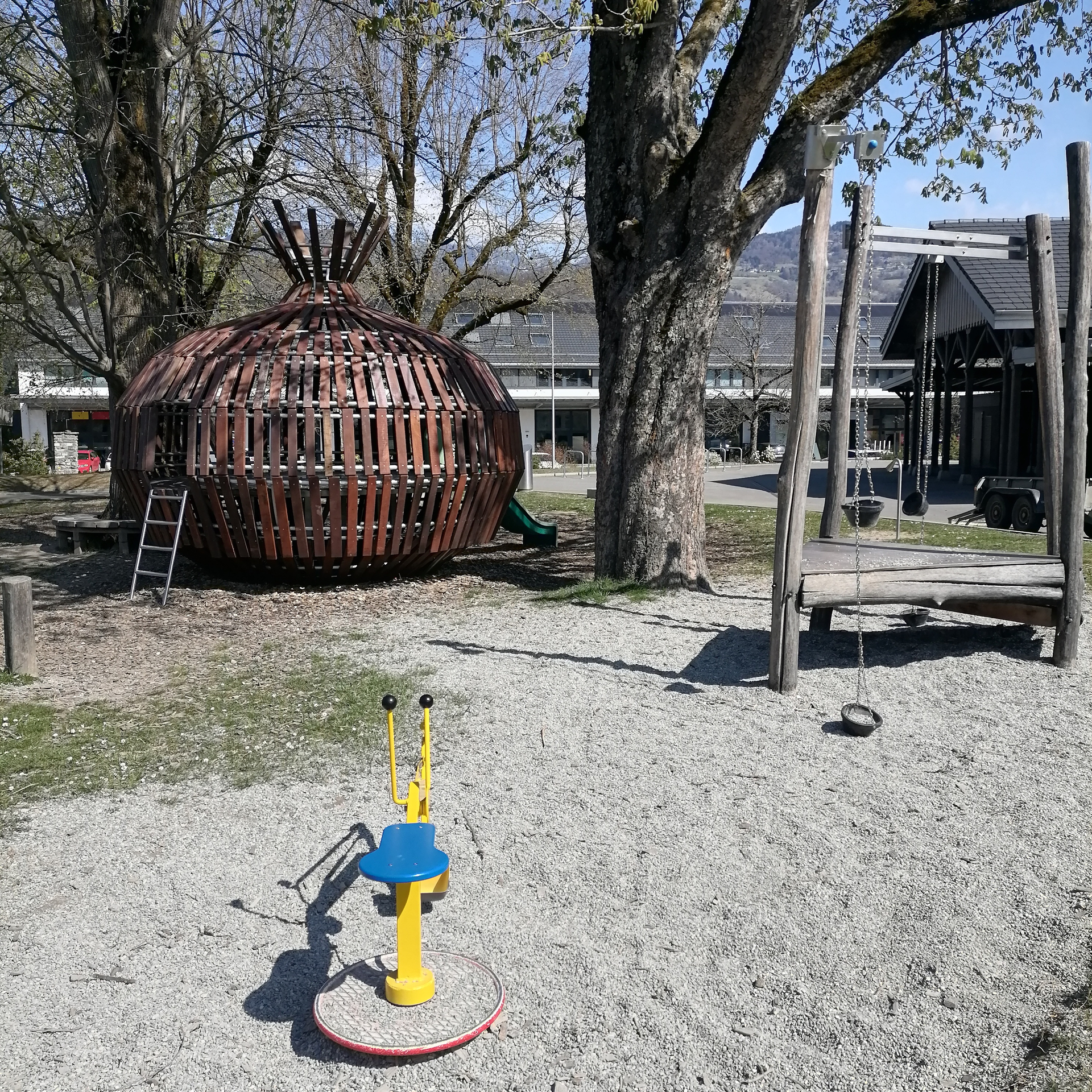Place de jeux Vauvrise balançoires