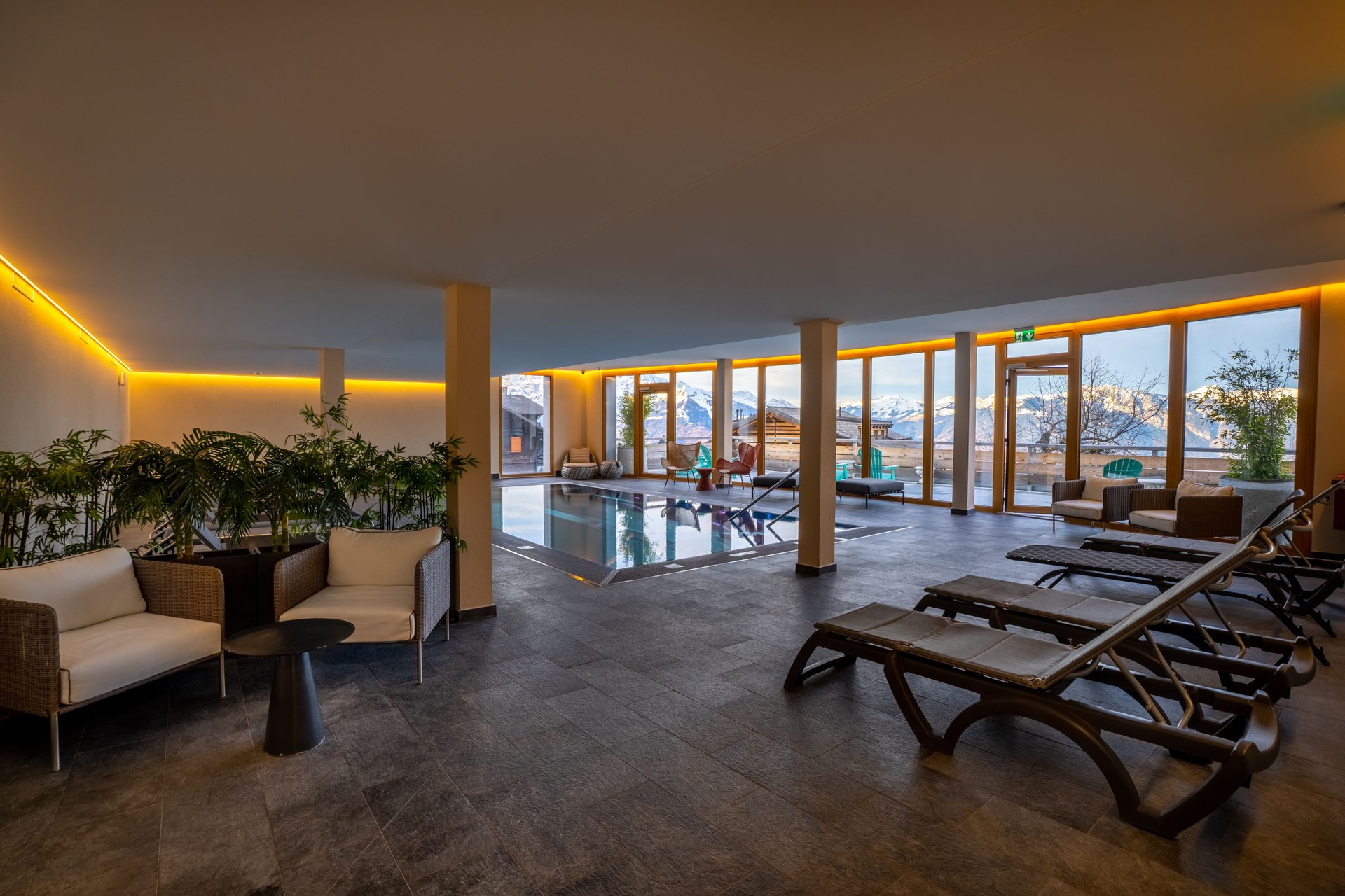 Piscine et espace détente à l'Hôtel VIU