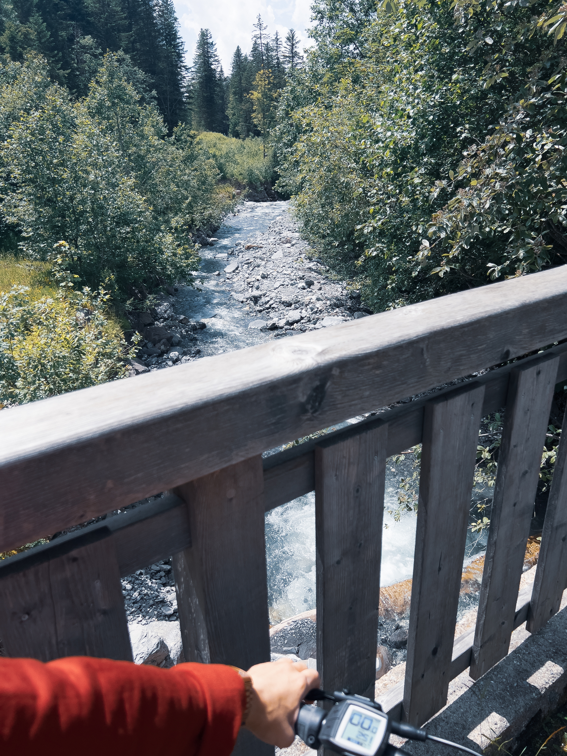 Traversée de l'Avançon sur le pont en montant à Solalex