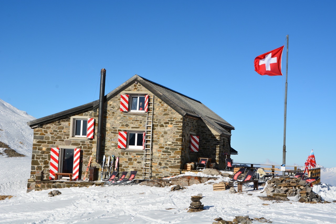 La Cabane, idéalement située au cœur du domaine skiable, et sa terrasse ensoleillée
