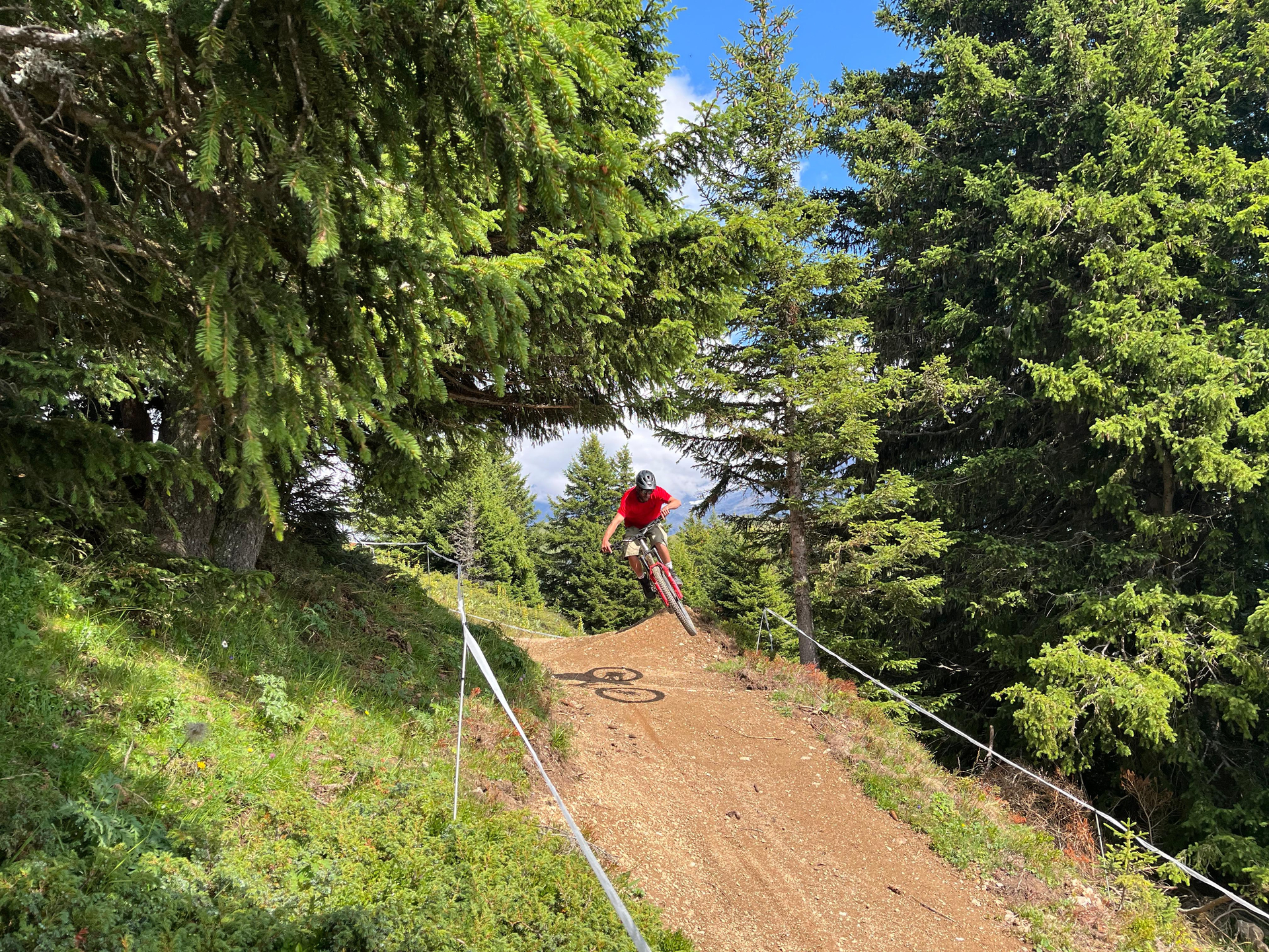 Saut sur la piste de VTT du Grand Chamossaire