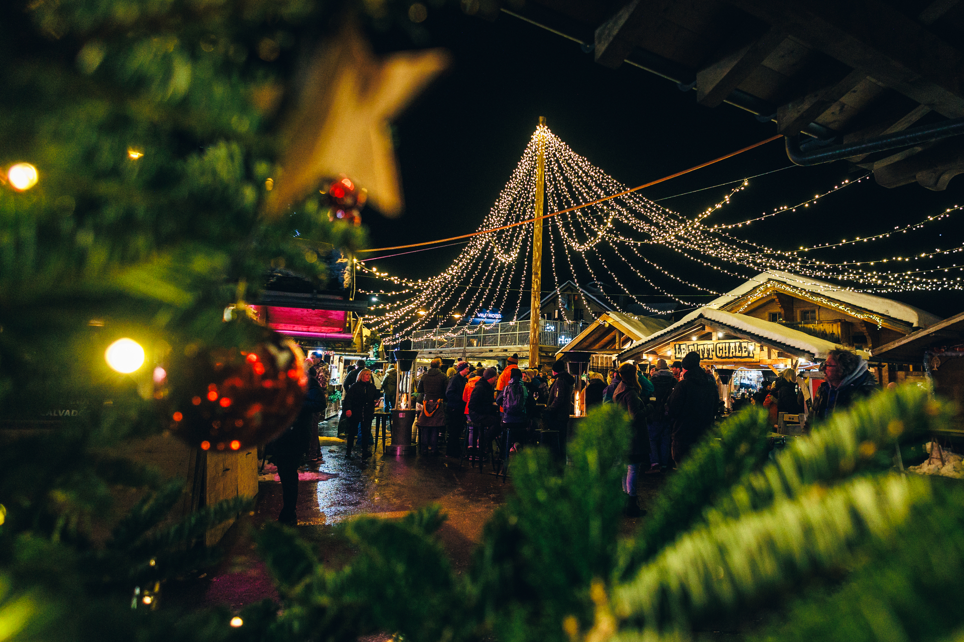 Die Lichter und Dekorationen des Weihnachtsmarktes von Villars erhellen das ganze Dorf