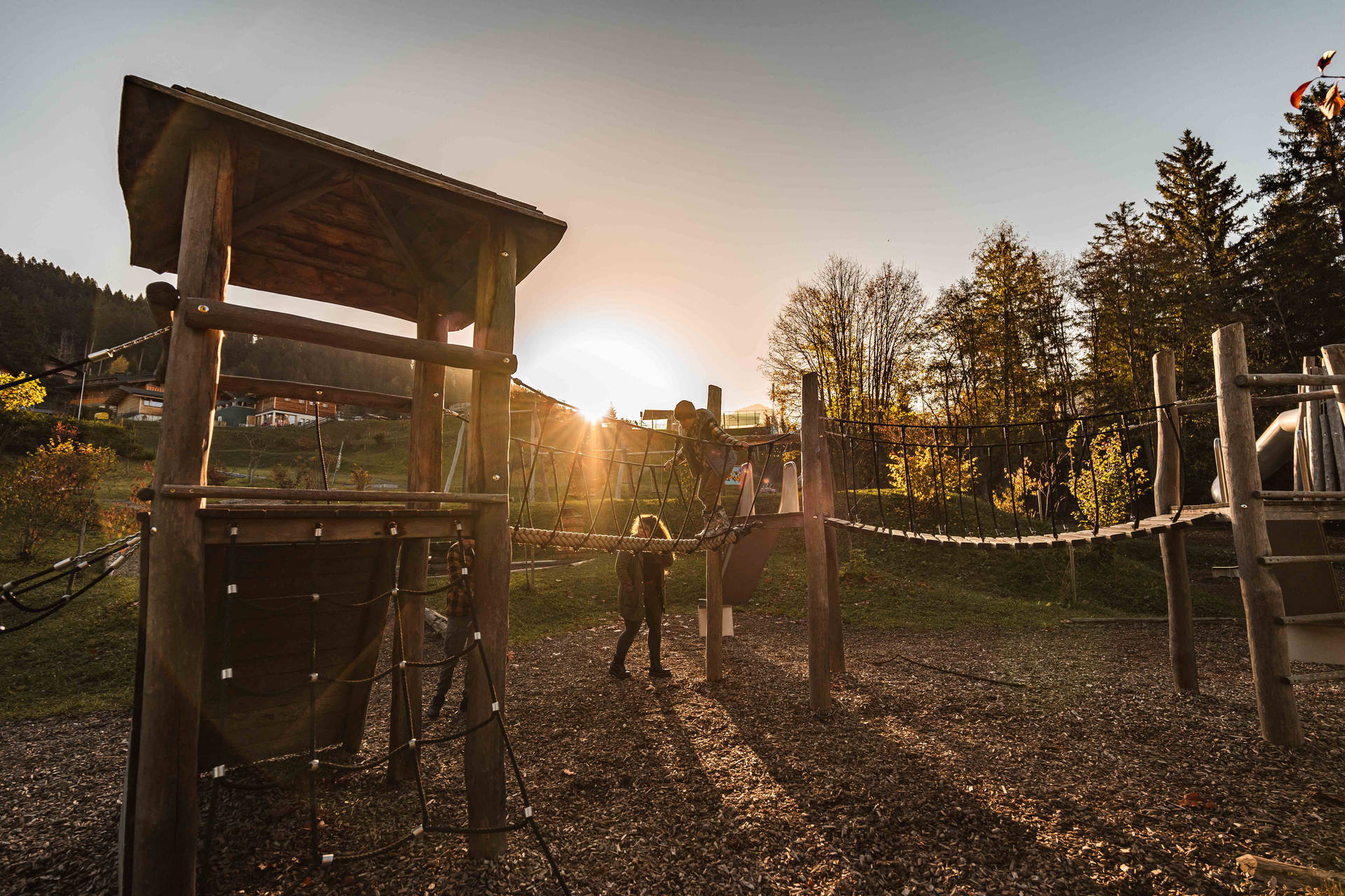 Kinder vergnügen sich bei Sonnenuntergang im Villars Fun Park