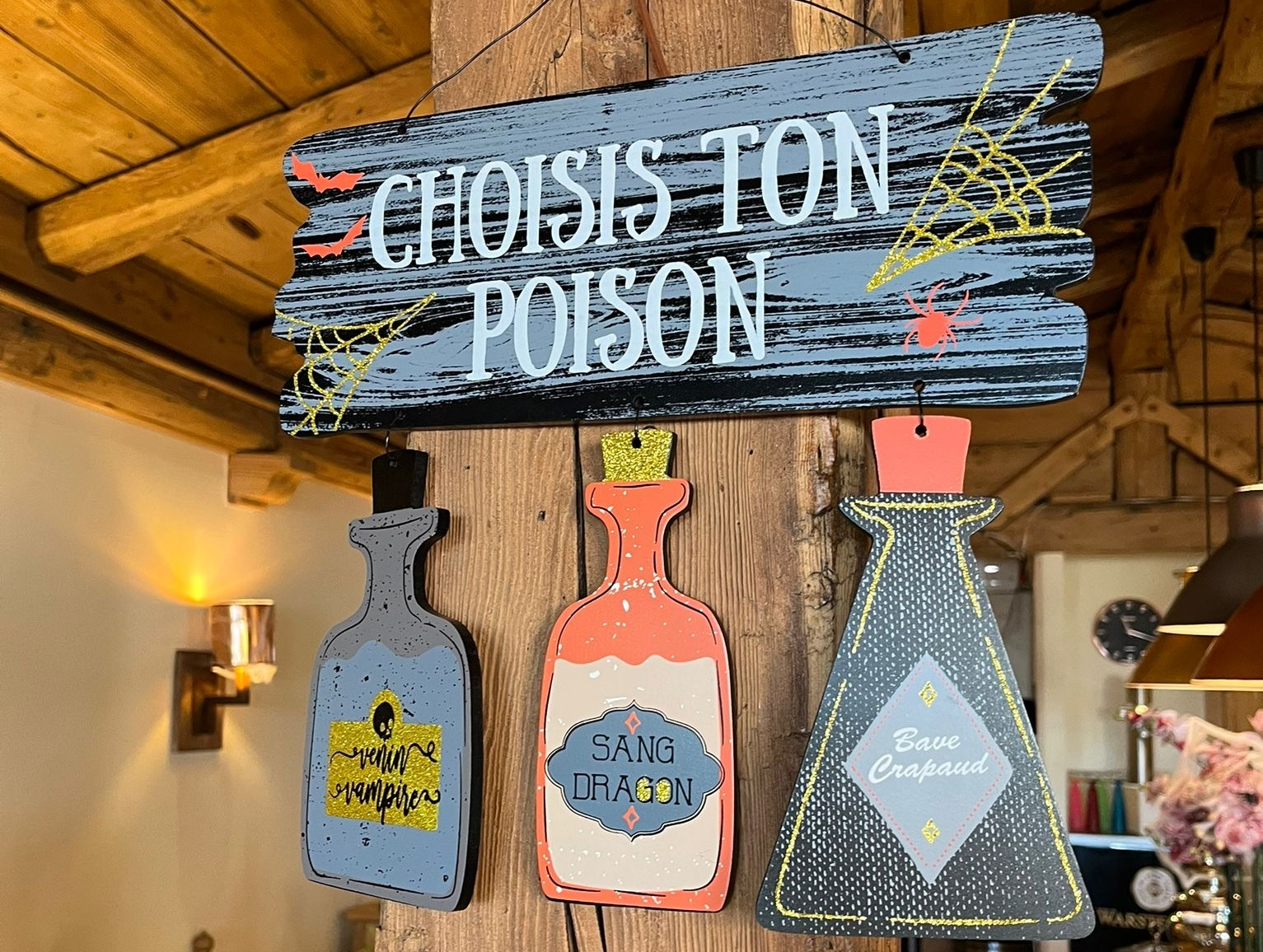 „Wählen Sie Ihr Gift“ in einem Halloween-Dekor im La Gourmandine in Villars