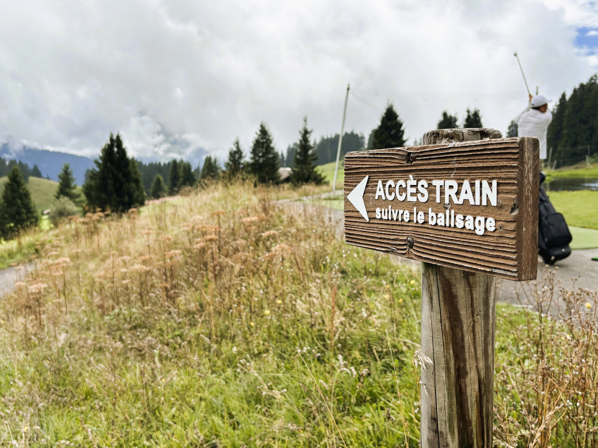 Zugang zum Golfplatz mit dem Zug über den markierten Weg