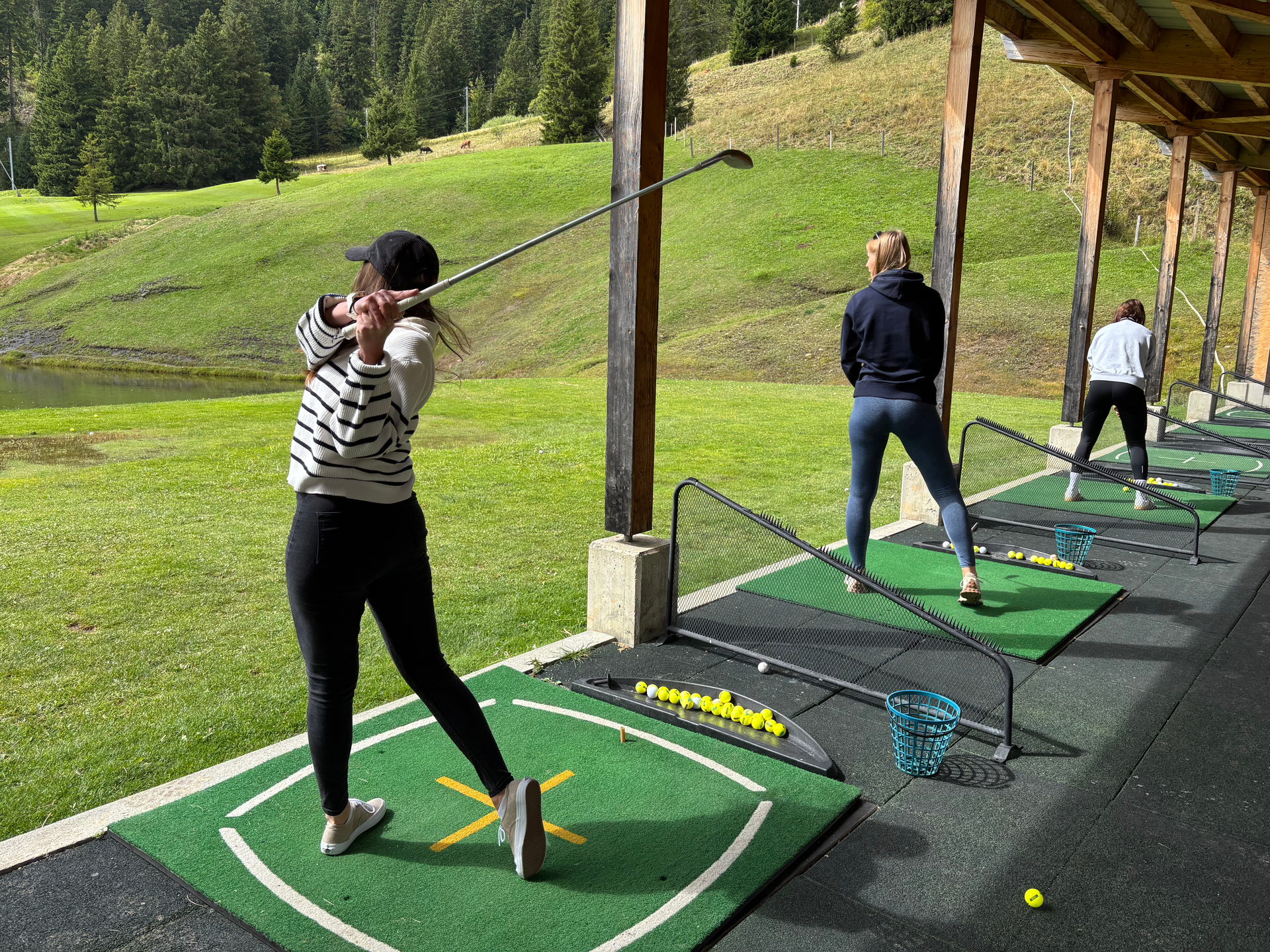 Mitten in der Umsetzung der Tipps für einen schönen Schwung auf der überdachten Driving Range