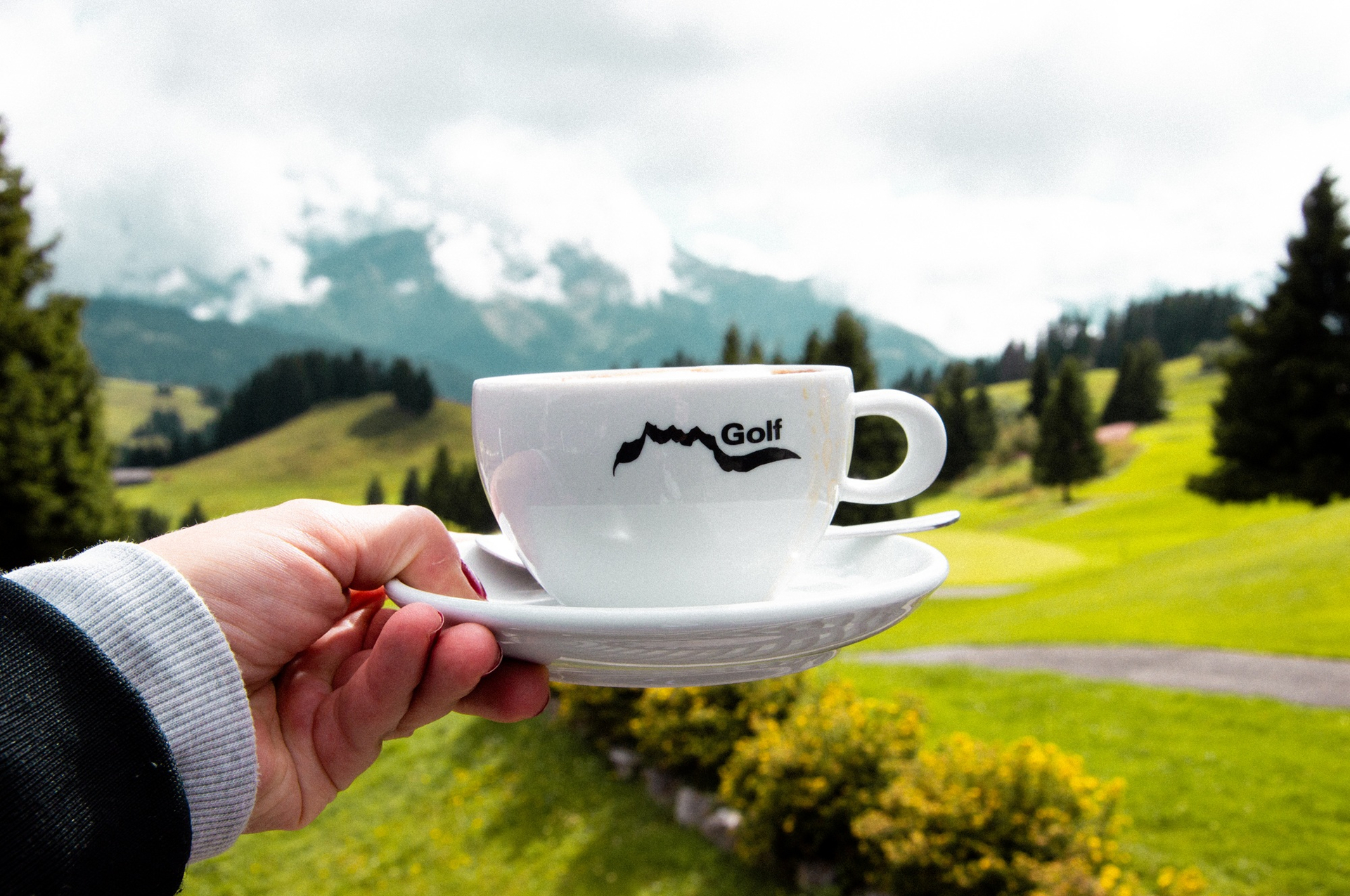Cappuccino mit Aussicht im Clubhaus des Golfplatzes von Villars (ohne Wolken wäre es noch besser)