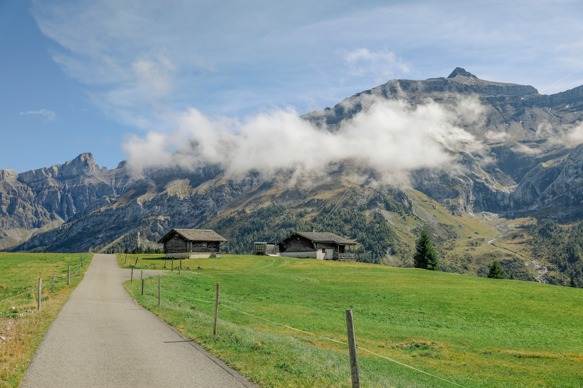 If you wish to avoid the technical section, take the Route des Moilles, which is much easier.