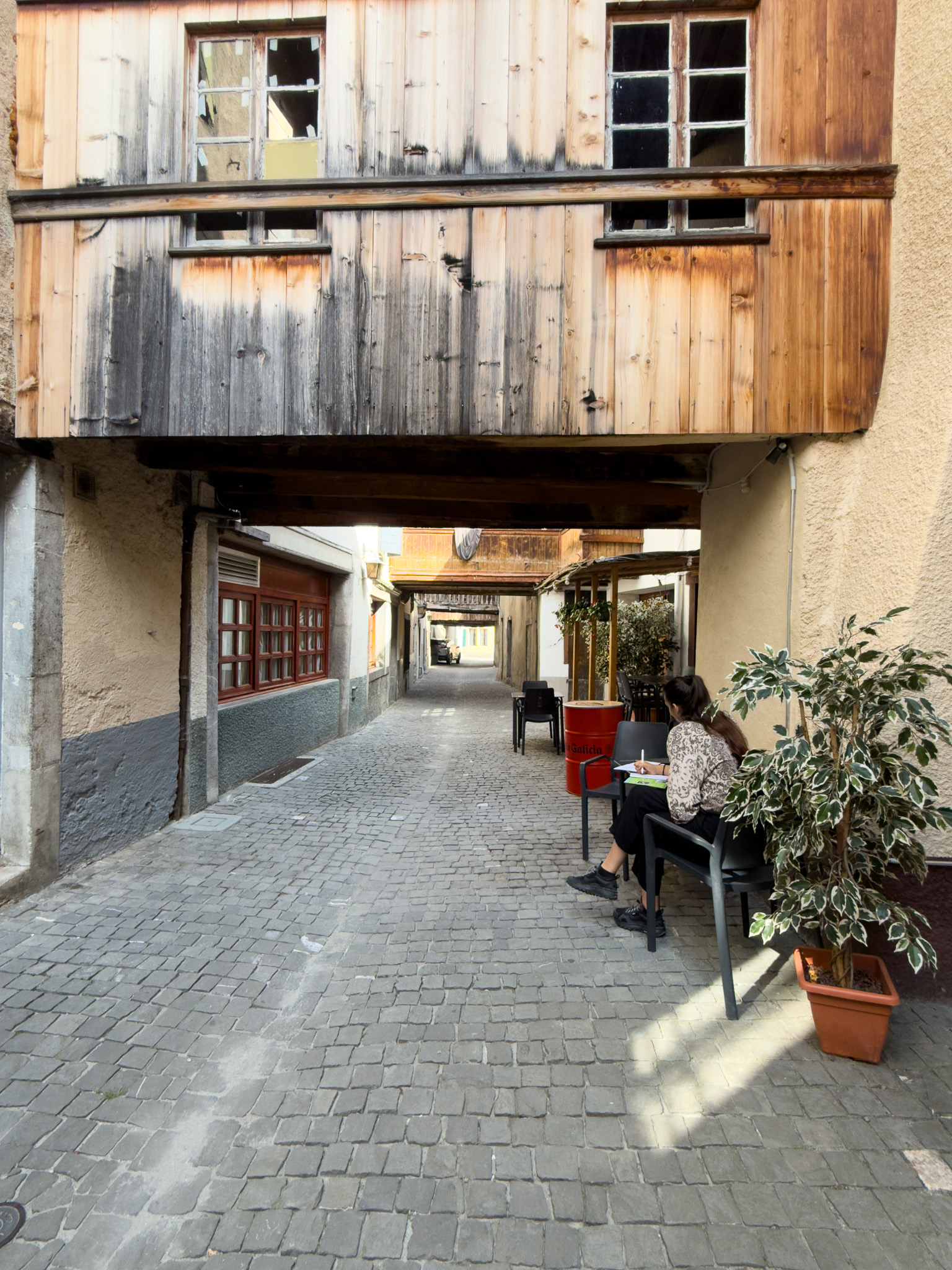 The walkways on Rue de Jérusalem offer a cool resting spot