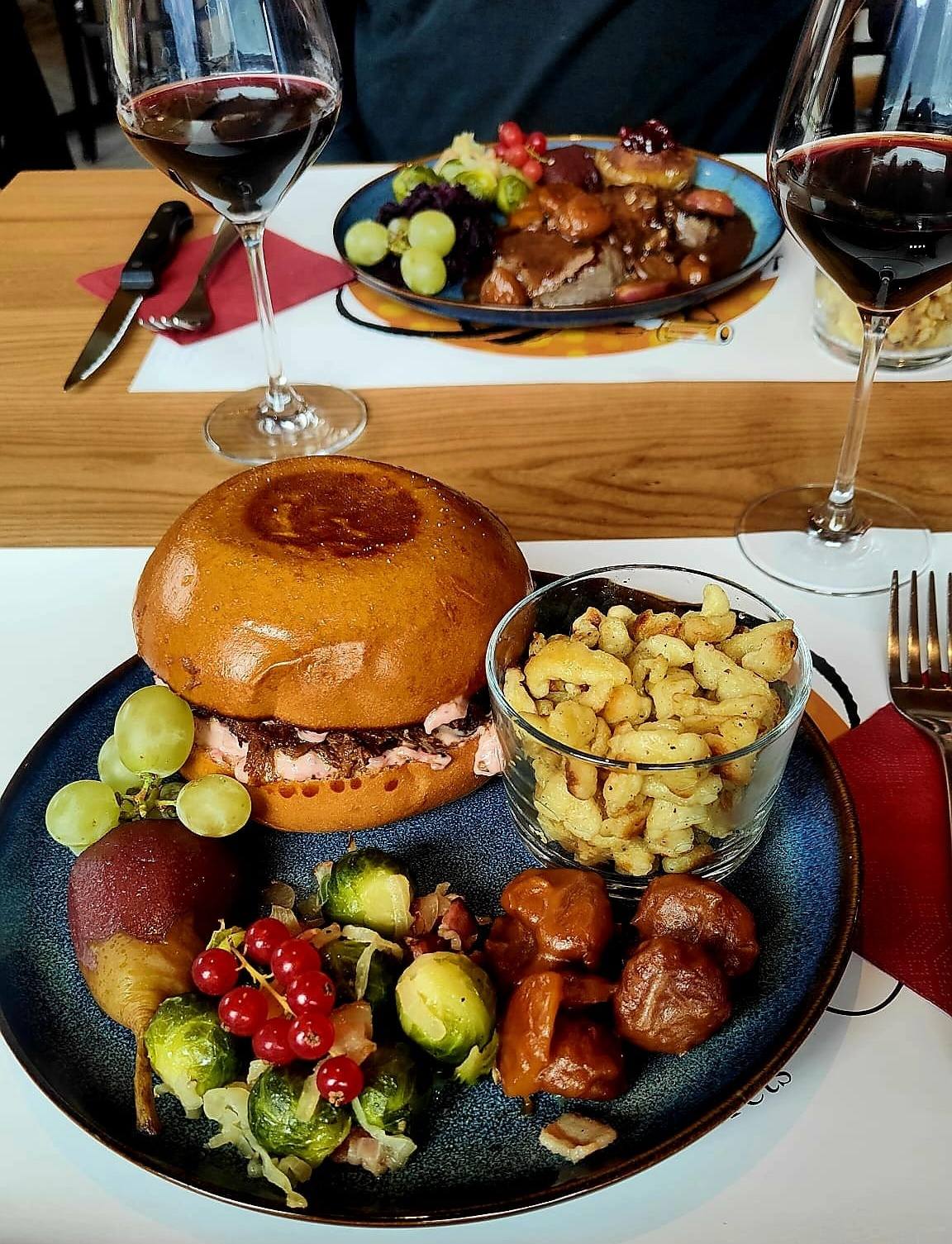 Le burger effiloché de cerf et sa sauce poivre-airelle