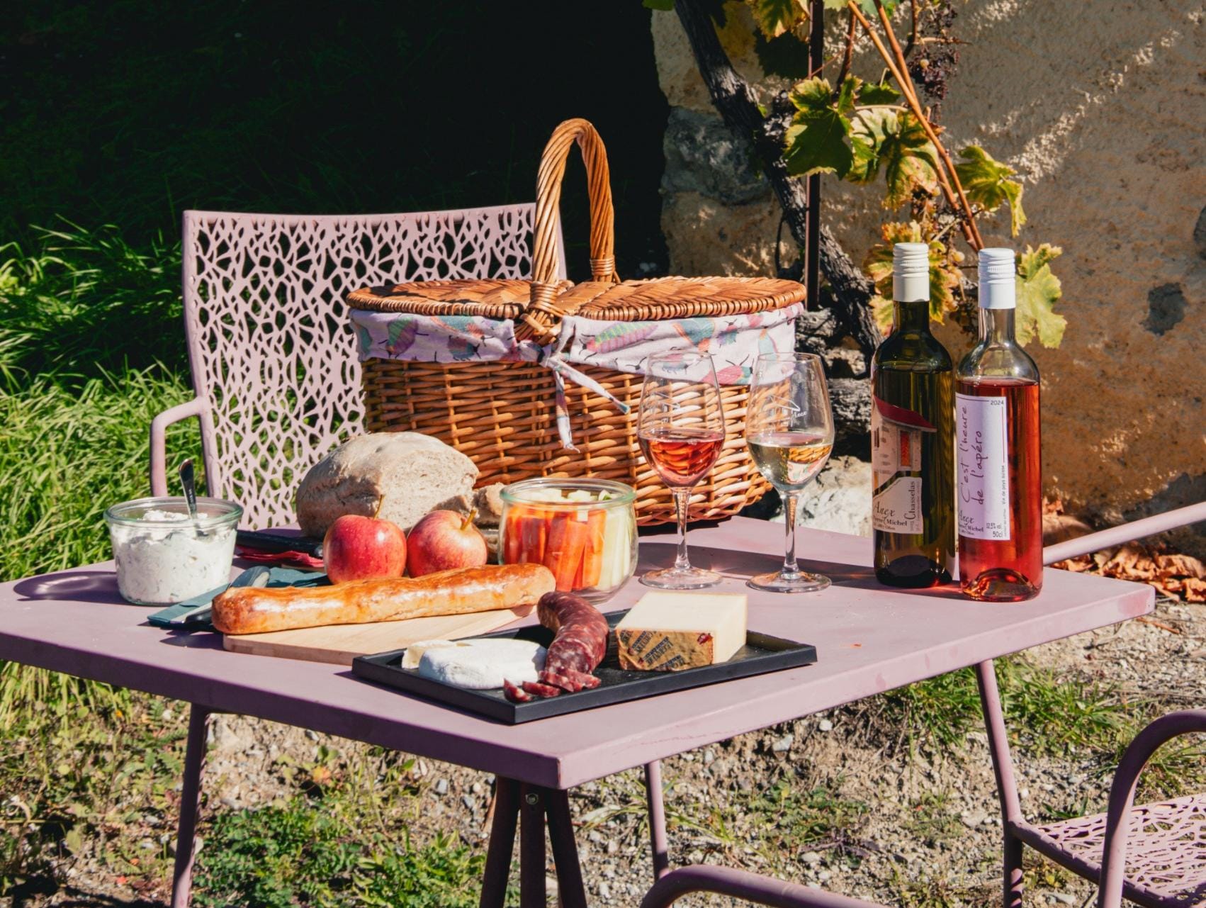 Un panier fait de bons produits à déguster au cœur du vignoble d'Ollon. Magique !