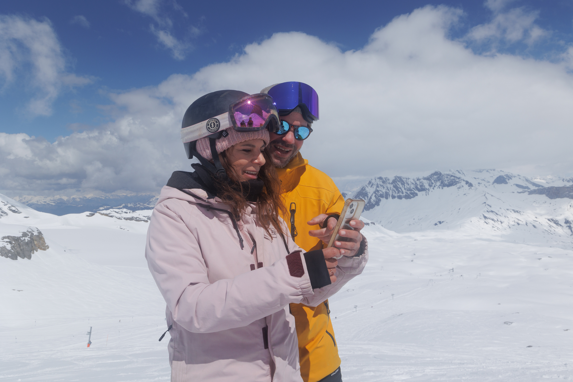 Buchen Sie Ihren Skipass online über Ihr Smartphone, als wären Sie schon auf der Piste.