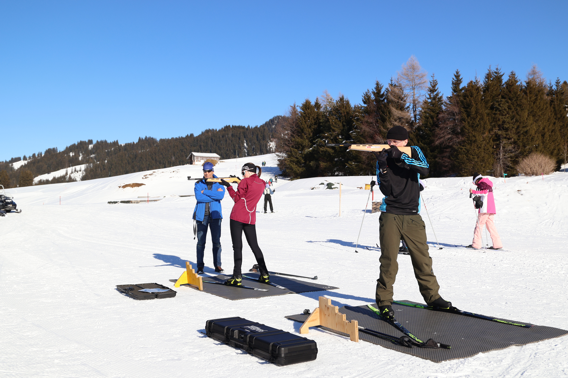 Stehend schiessen, Langlaufski an den Füssen: Pass auf, dass du dich nicht verhedderst