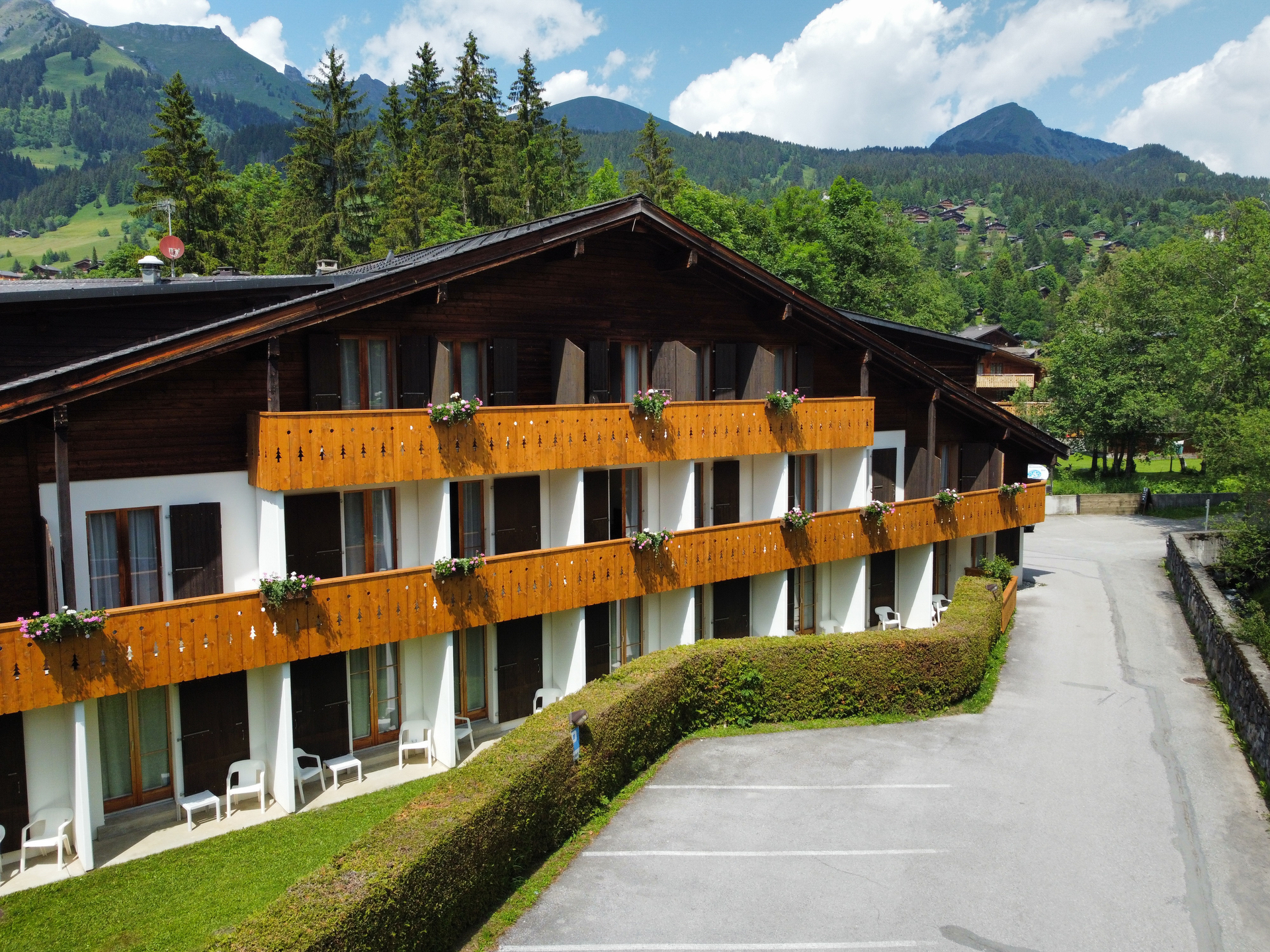 Les Sources Hotel in summer