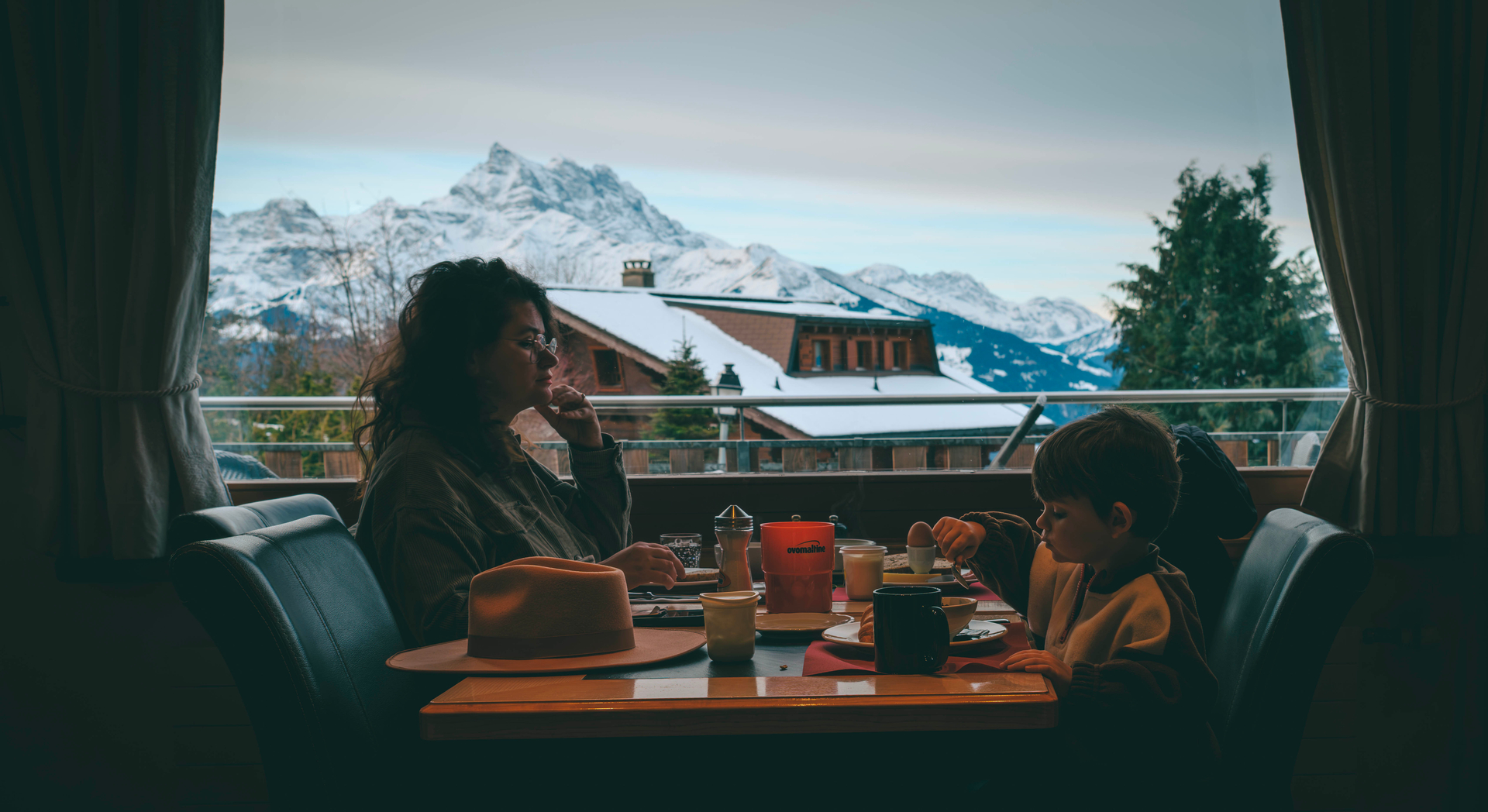 Familienfrühstück im Hôtel Alpe Fleurie