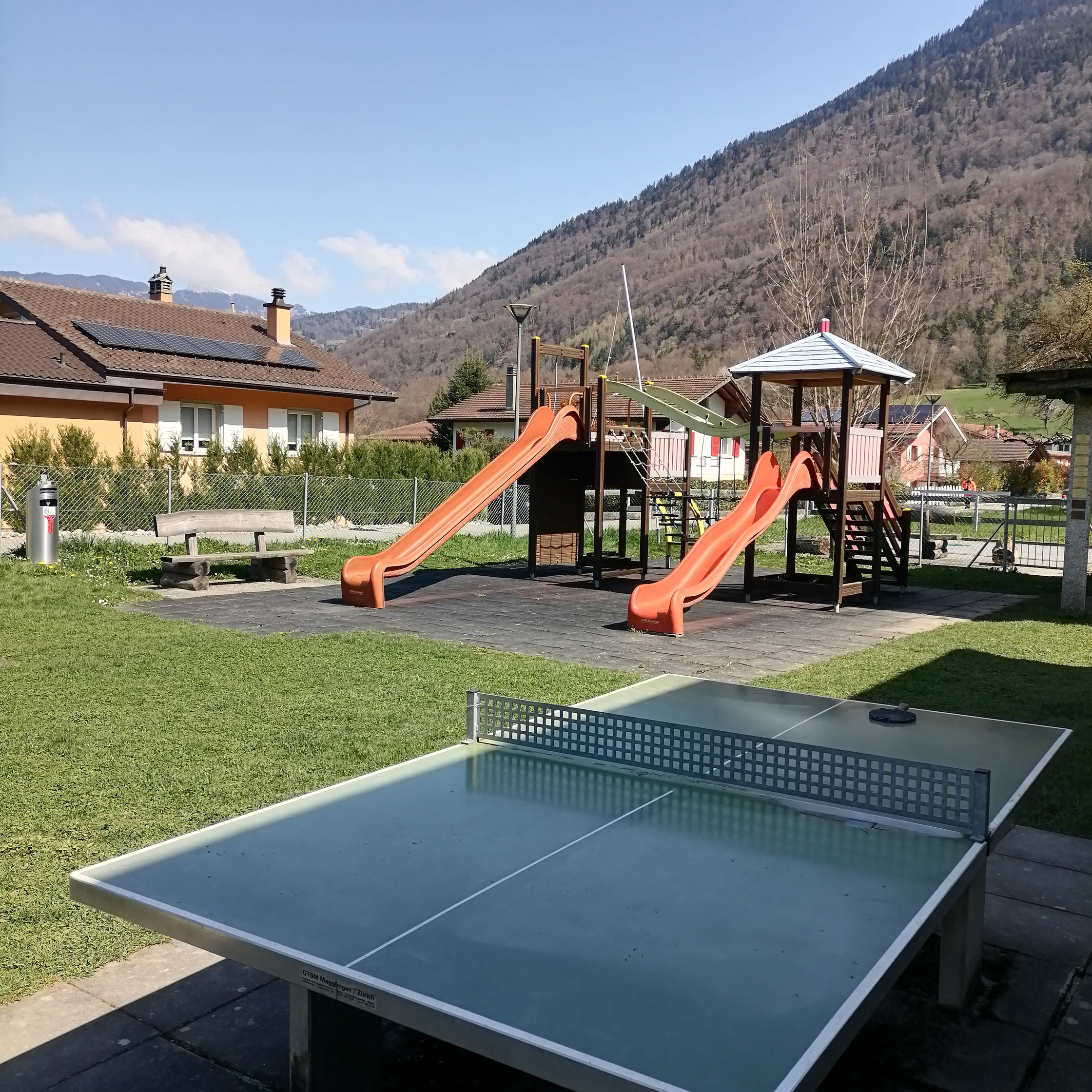 Aire de jeux Châtel table de ping-pong et toboggans