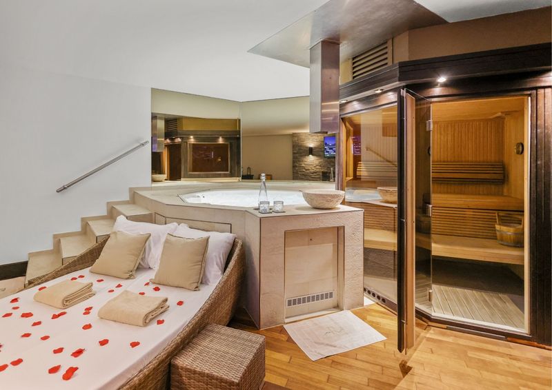 Sauna und Whirlpool im Spa -  Chalet RoyAlp Hôtel & SPA