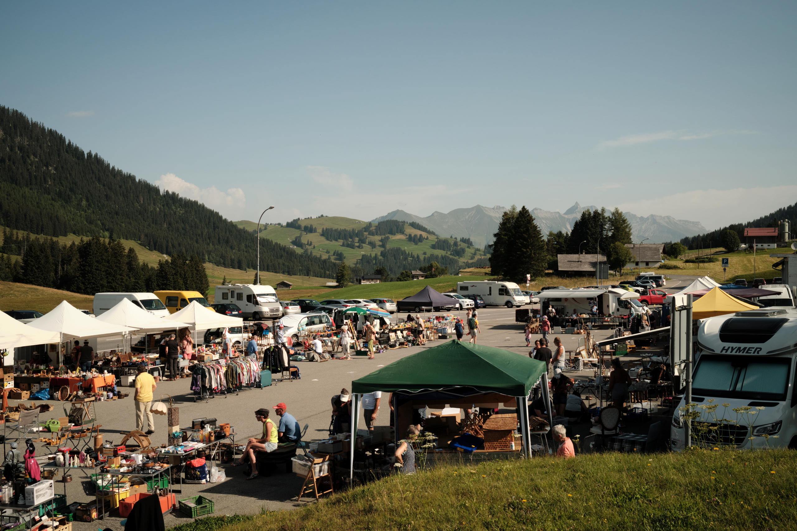 Entertainment at the Marché-Brocante des Mosses