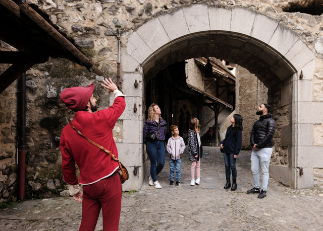 n guide présente le château à des visiteurs (photo : FCC Jérôme Renevey) 
