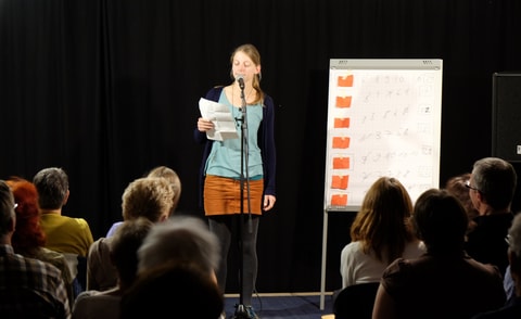 Lesen und Lachen: Der 29. Dichter:innen SLAM