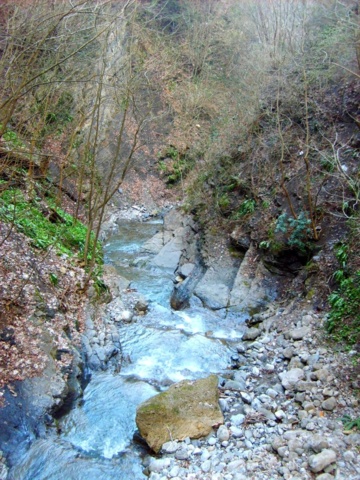 De vieille ville en séculaires gorges
